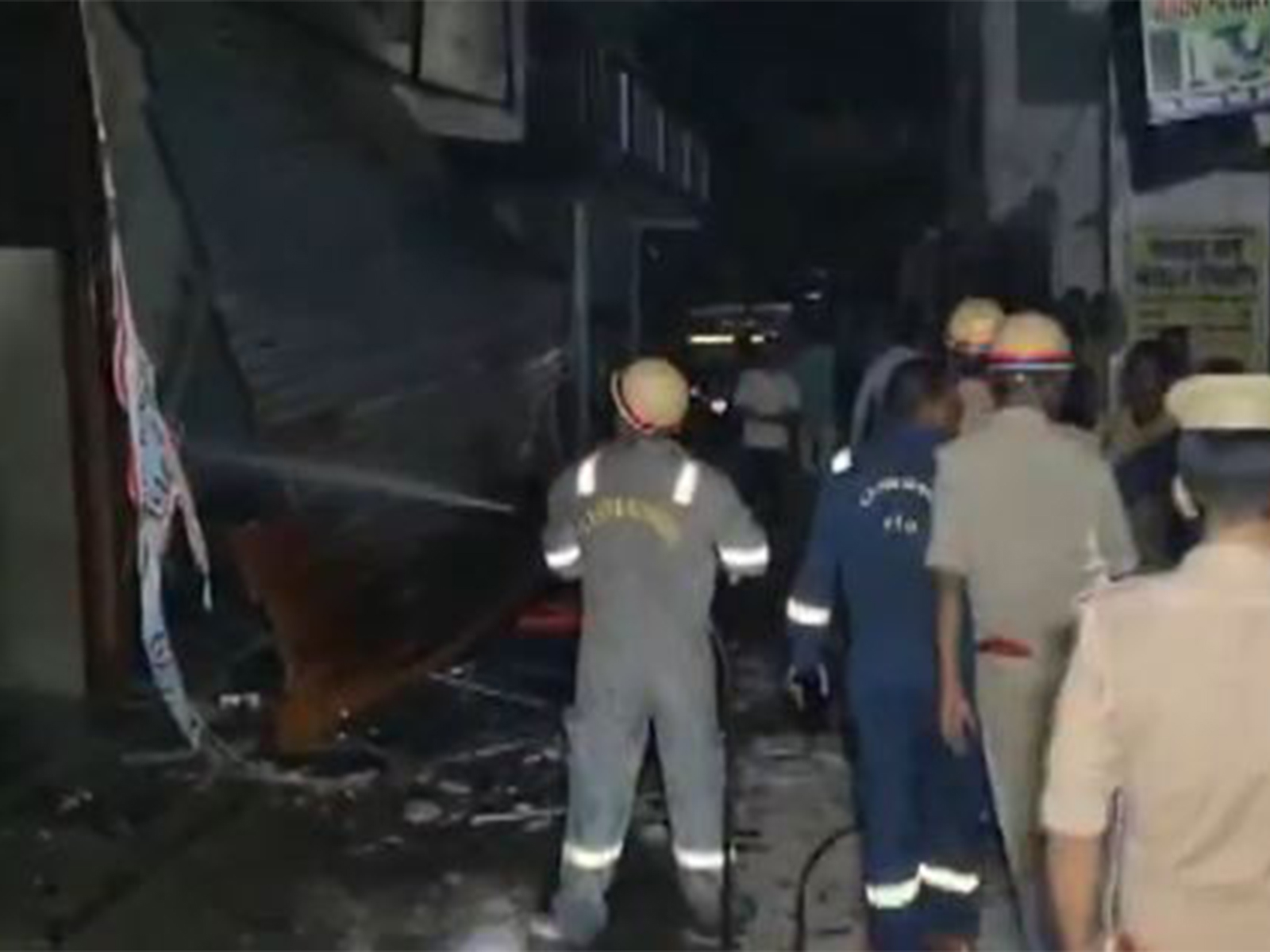 Fire breaks out at mobile shop in Hardoi (Photo/ANI)