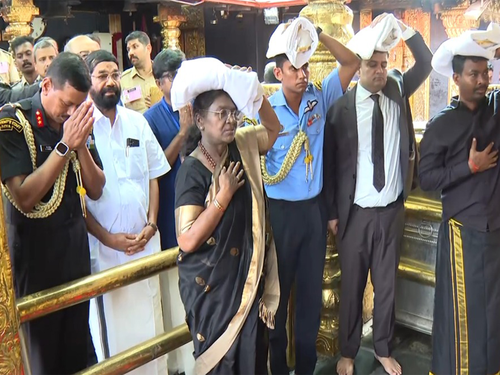 President Droupadi Murmu offer prayer at  Sabarimala temple (Photo/ANI)