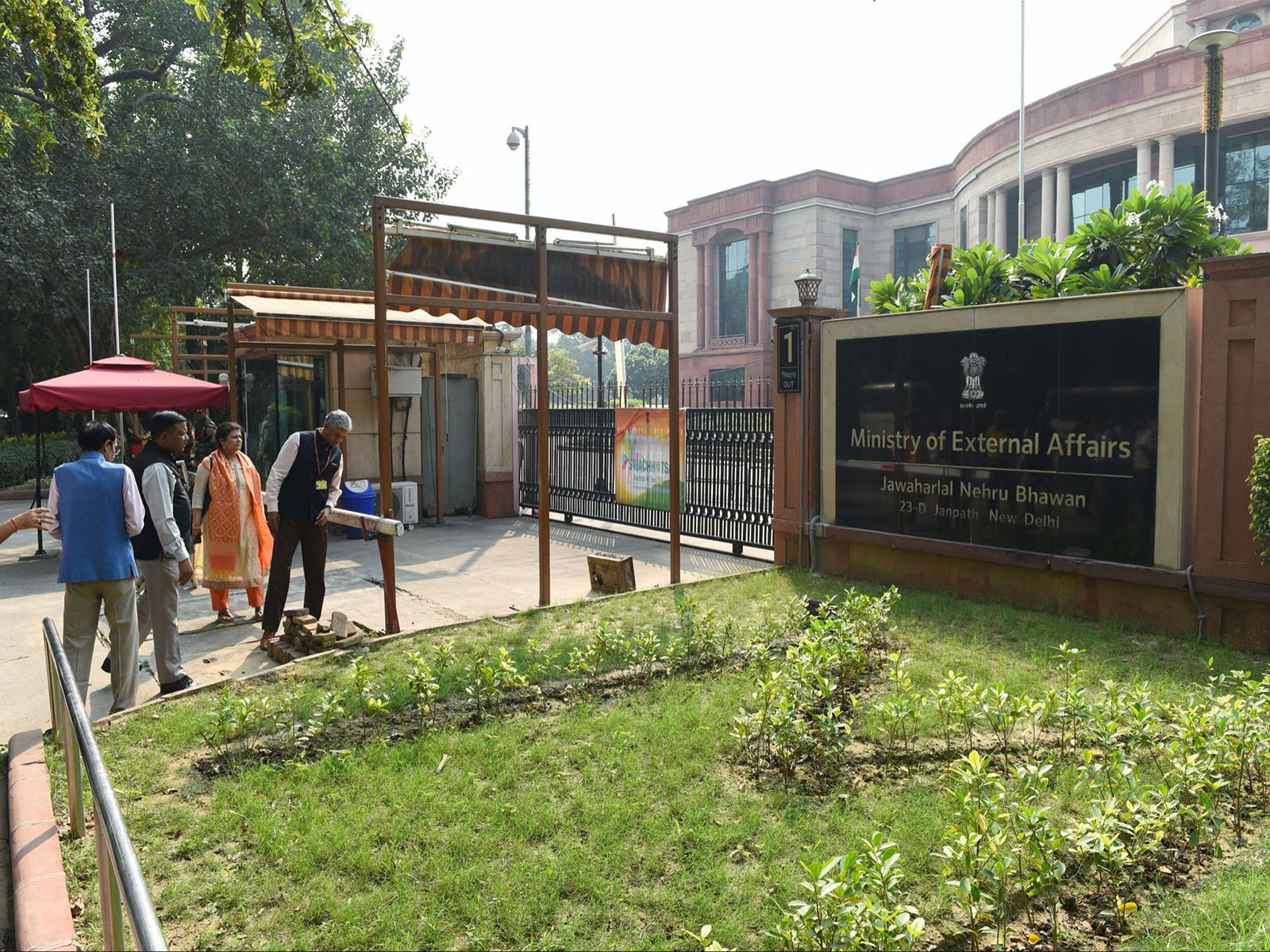 Secretary (East) reviews cleanliness drive at MEA headquarters (Photo:X/@MEAIndia)