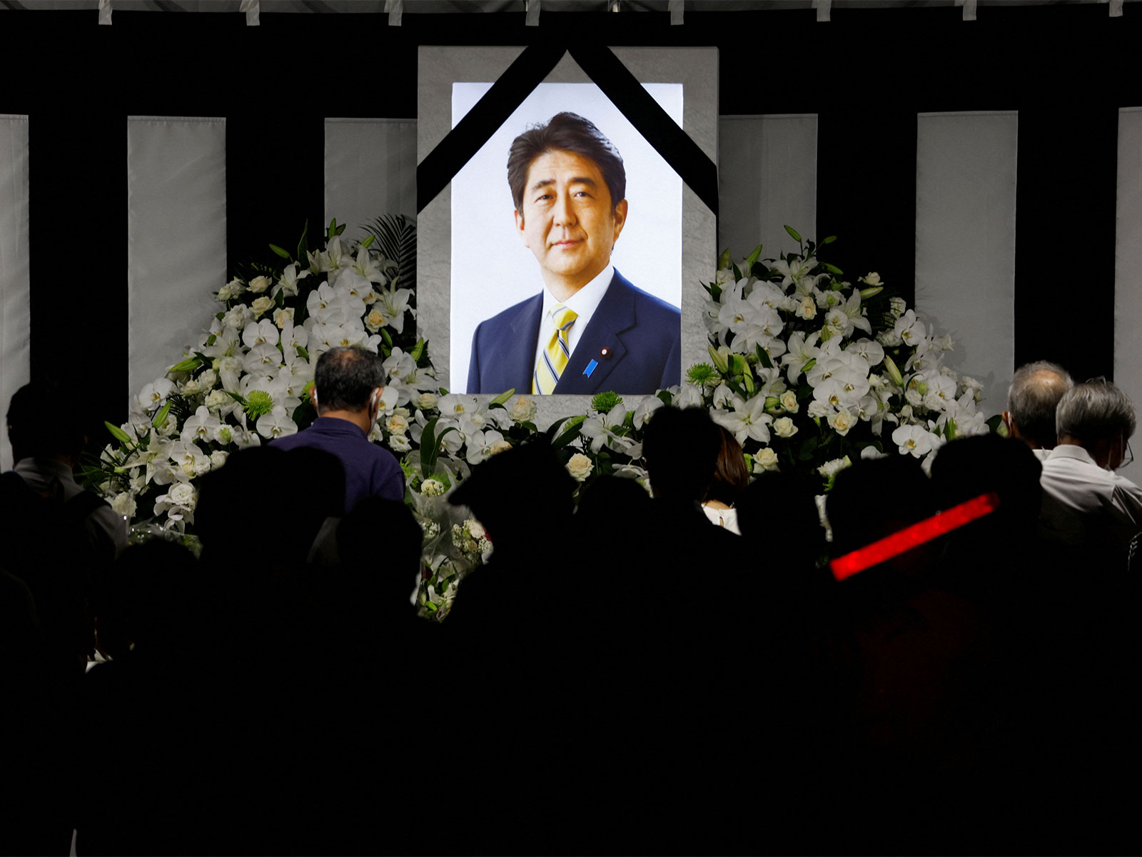 People paying tributes to former Japanese PM Shinzo Abe (File Photo/ Reuters)