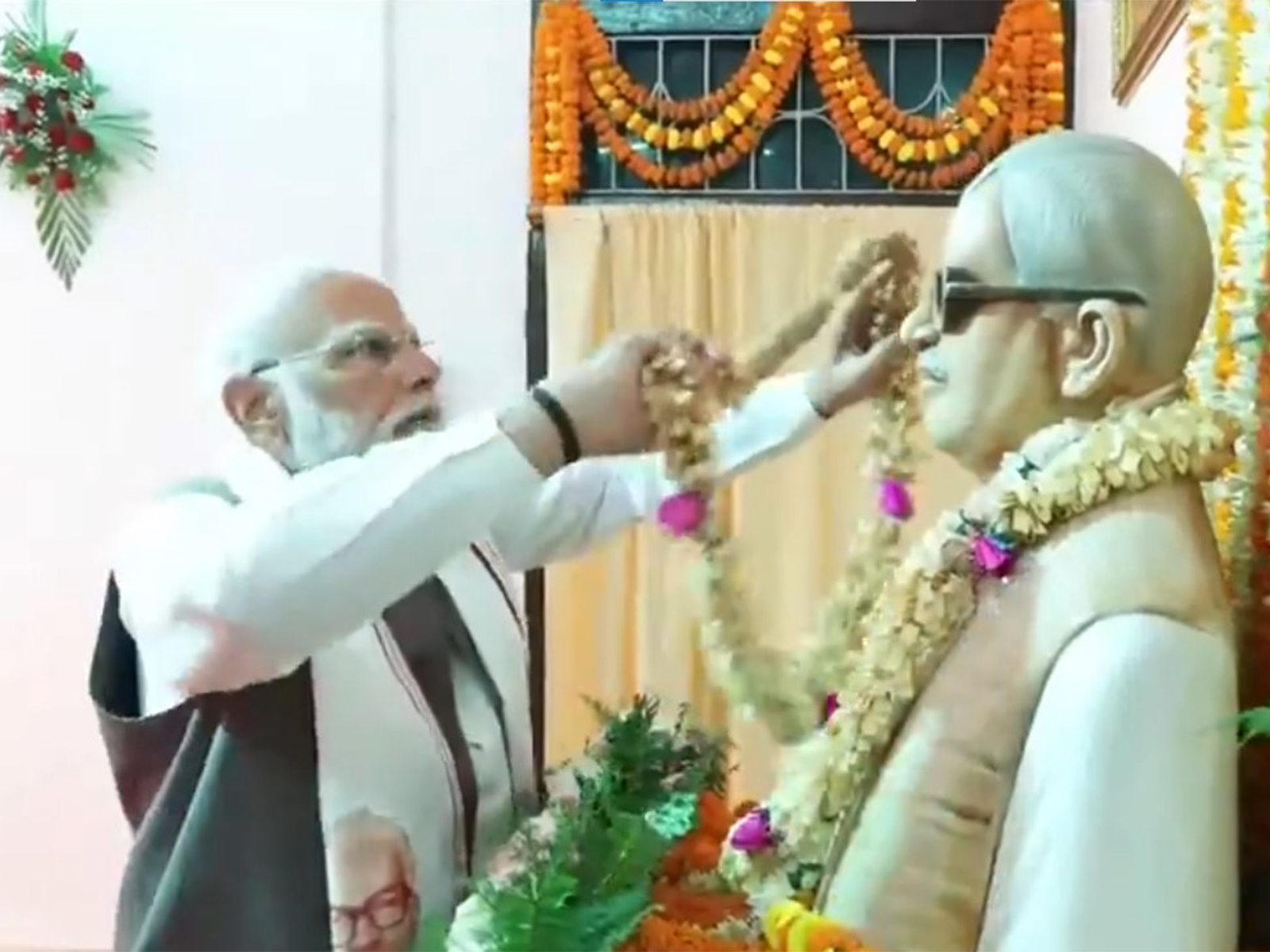 PM Modi pays homage to Bharat Ratna Karpoori Thakur in Samastipur districts. (Photo/ANI)