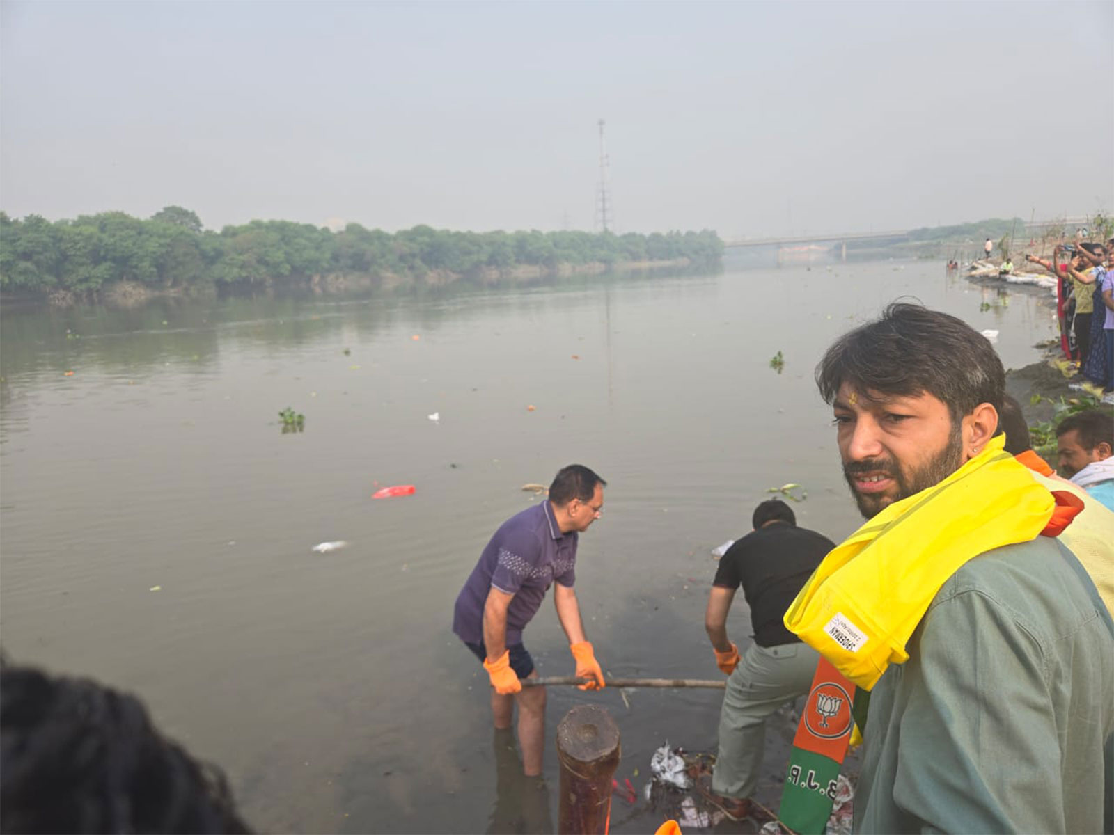 Delhi BJP chief Virendra Sachdeva joins cleanliness drive at Yamuna's Bhairav ghat (Photo/ANI)