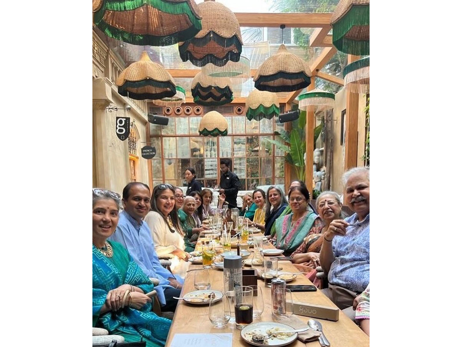 Shabana Azmi, Satish Shah with friends (Photo/instagram/@azmishabana18)