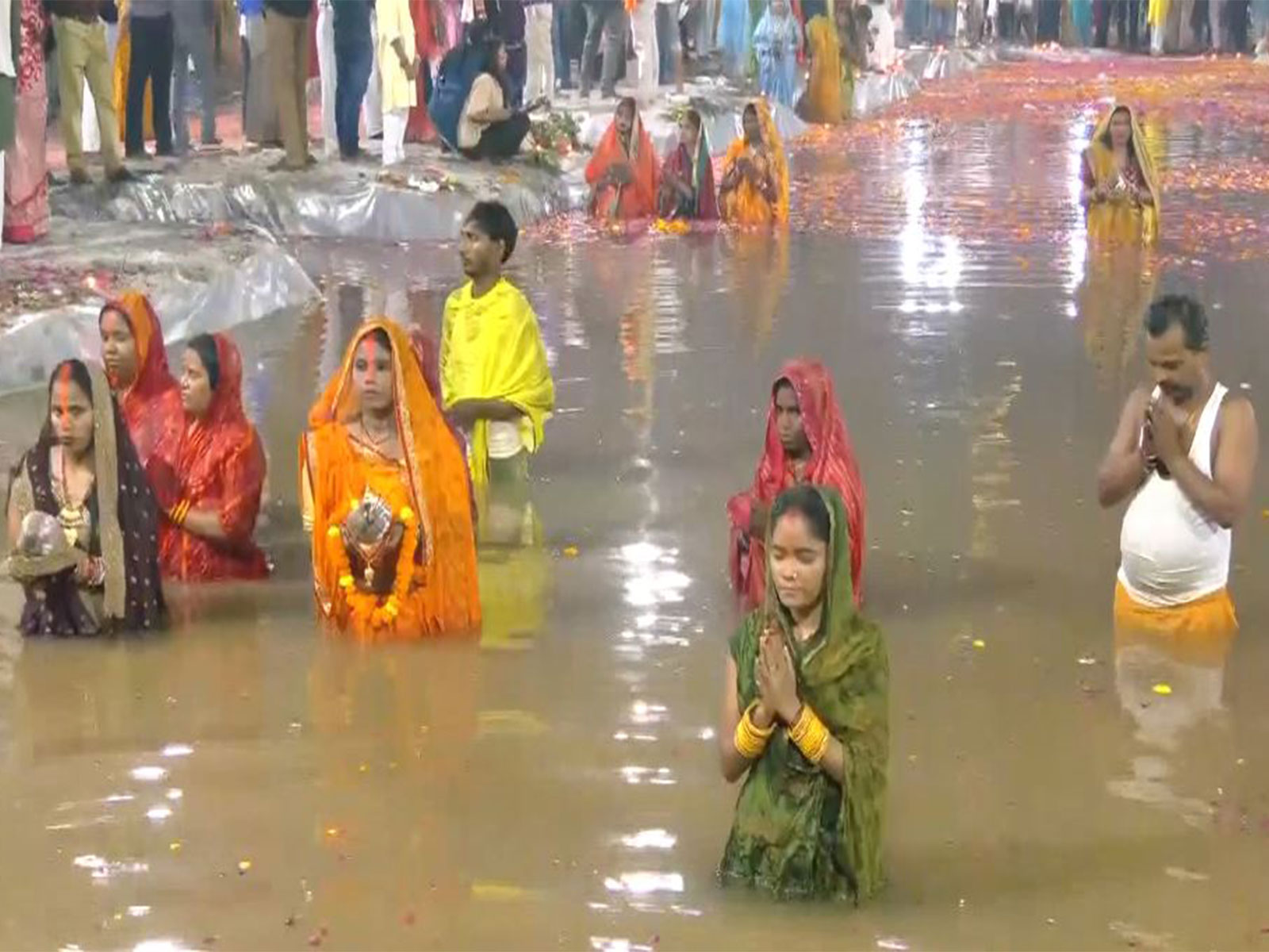 Devotees offer "Usha Arghya" to rising sun (Photo/ANI)