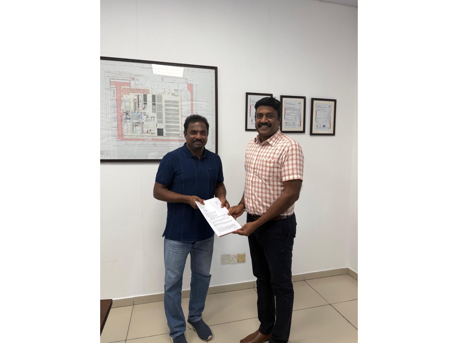 Mr. G. Thiyagu, CMD & CEO of Sathlokhar Synergys E&C Global Ltd, receives the signed order confirmation from Mr. Muthiah Muralidharan, Chairman, Ceylon Beverage Group, Sri Lanka.
