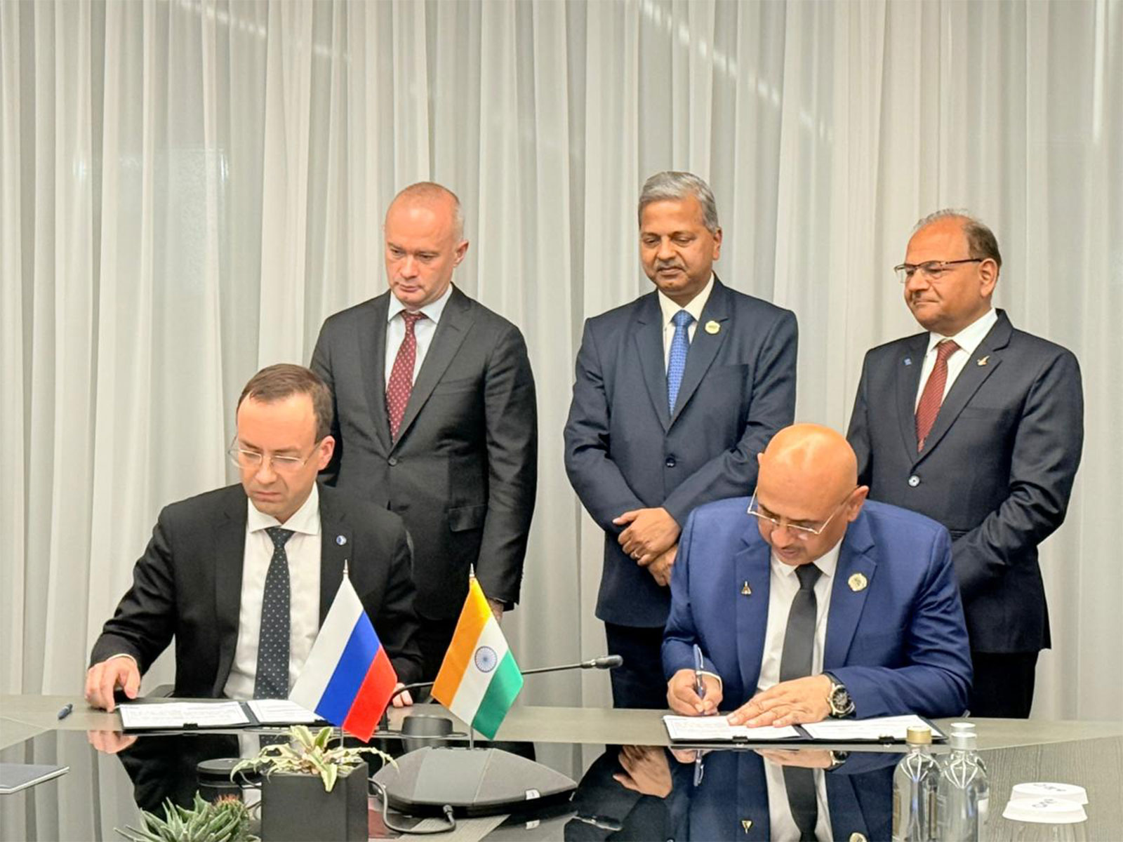 Oleg Bogomolov, PJSC UAC signs MoU with Prabhat Ranjan, HAL (Photo/@HALHQBLR)
