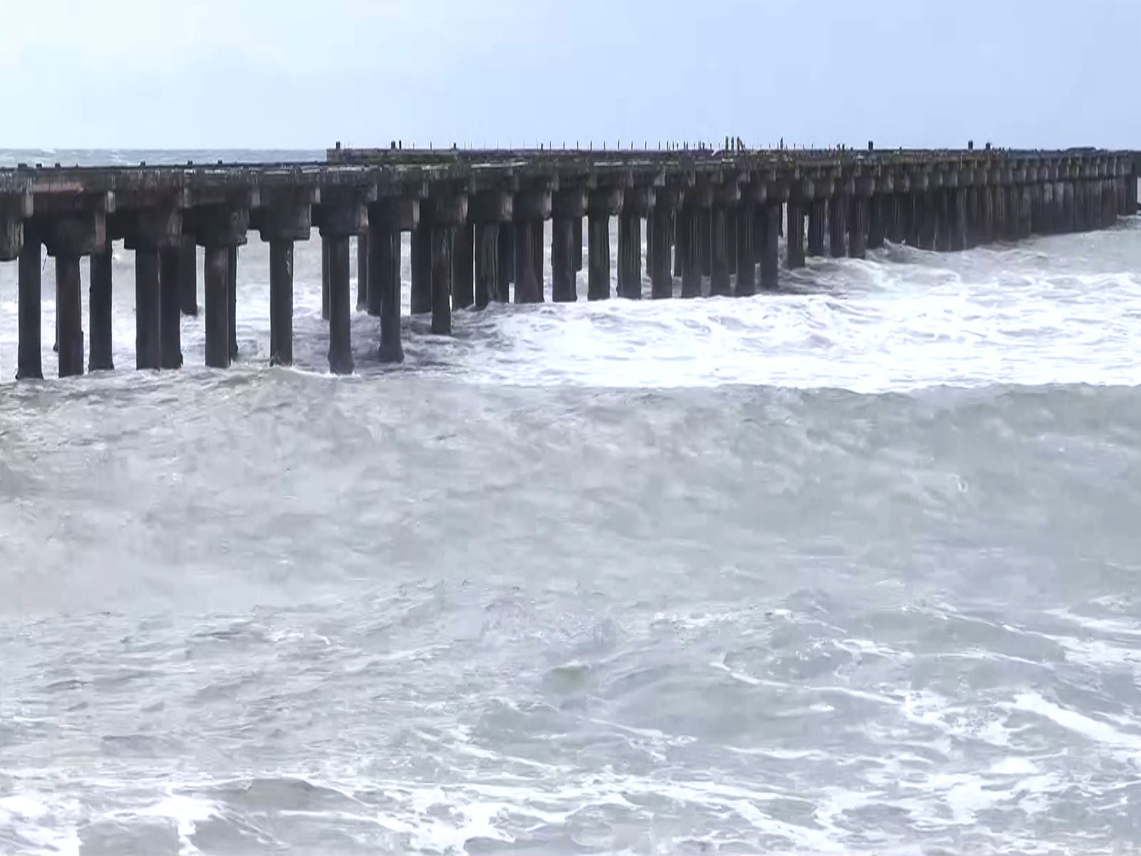 Turbulent sea at Gopalpur Port due to Cyclone Montha (Photo/ANI)