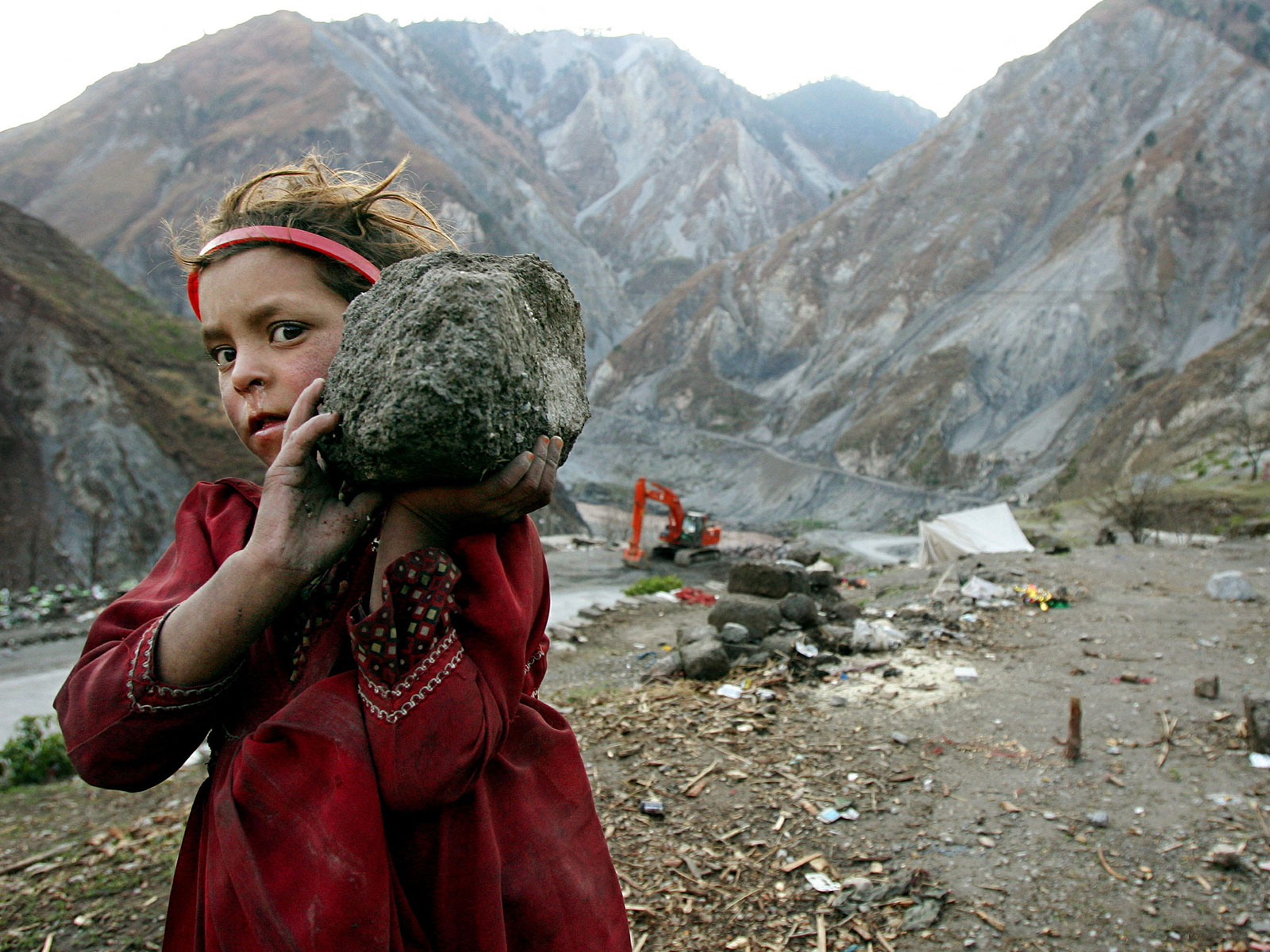 A Kashmiri girl refugee carries a stone to help her father to build a wall in the Neelum Valley near Kamsar camp some 10 km (6 miles) north of the earthquake-devastated city of Muzaffarabad in Pakistan occupied Kashmir (Photo/Reuters)