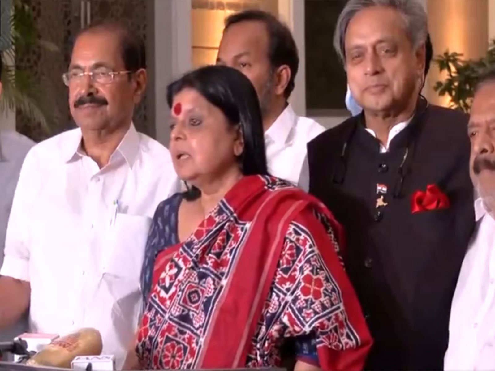 Congress leader Deepa Dasmunsi along with other senior leaders (Photo/ANI)