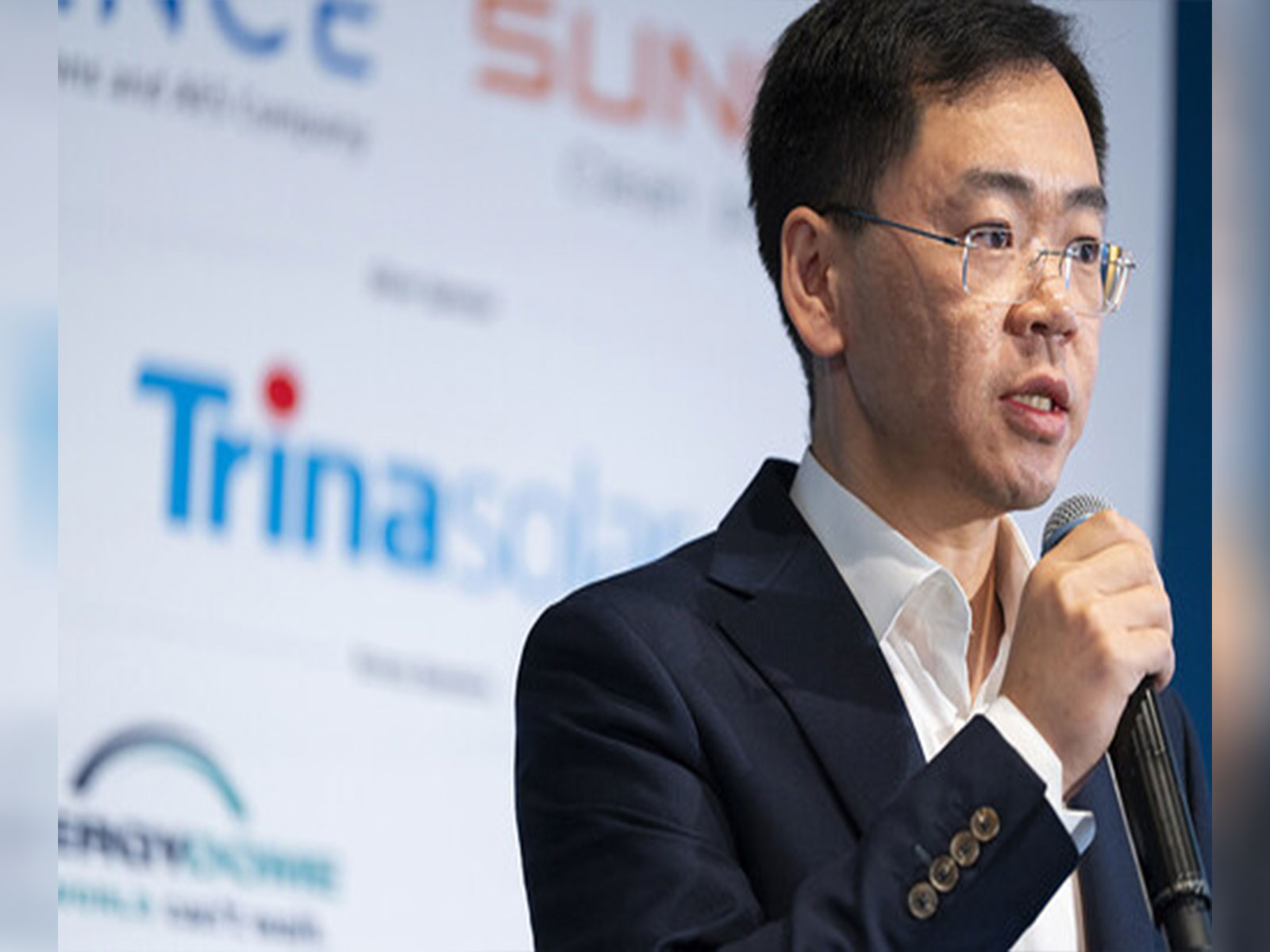 Dr. Leo Zhao, Head of Energy Storage, Trinasolar Asia Pacific, presenting at an Energy storage event