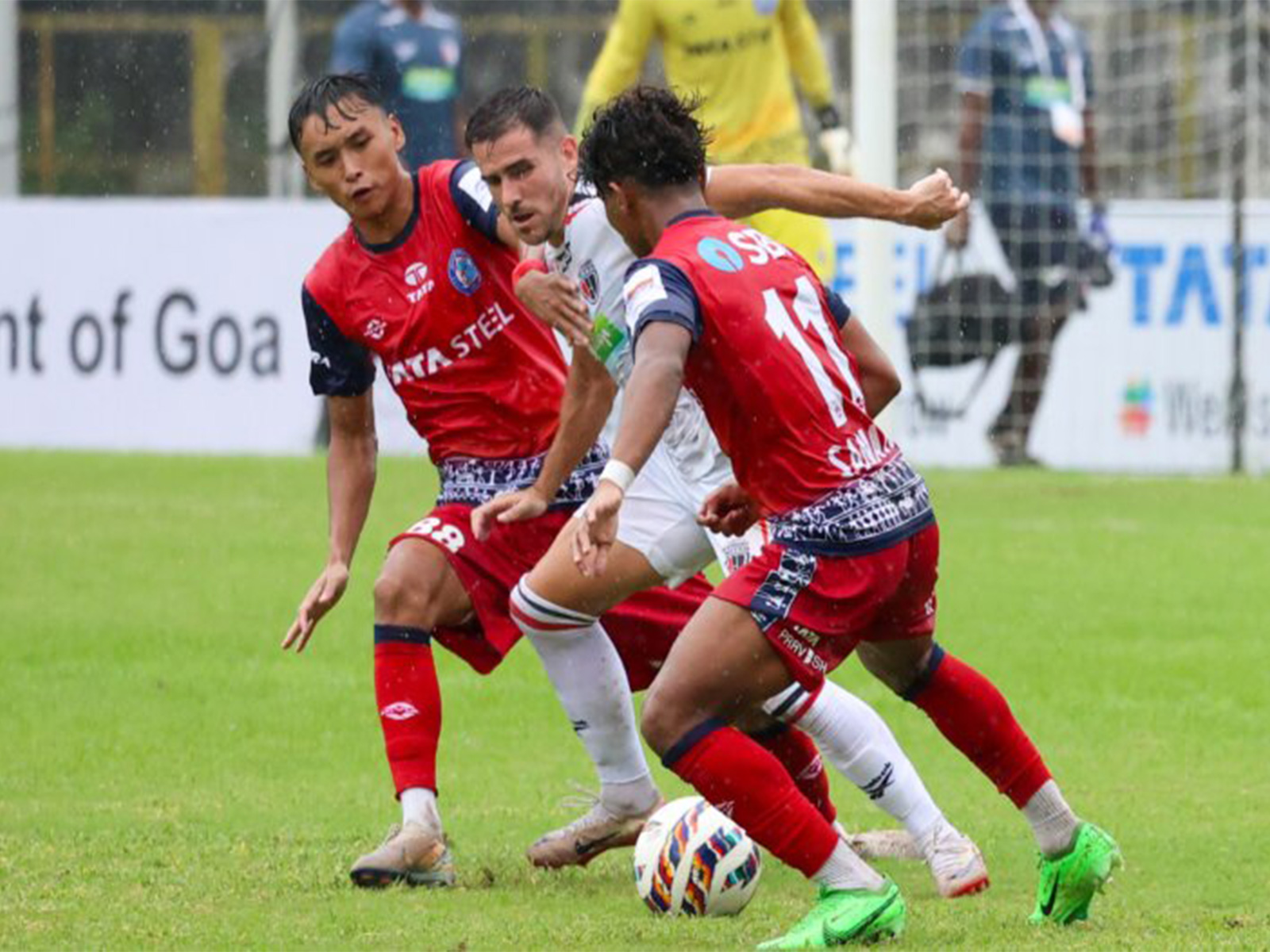 Jamshedpur FC and NorthEast United FC players in action (Photo: AIFF)