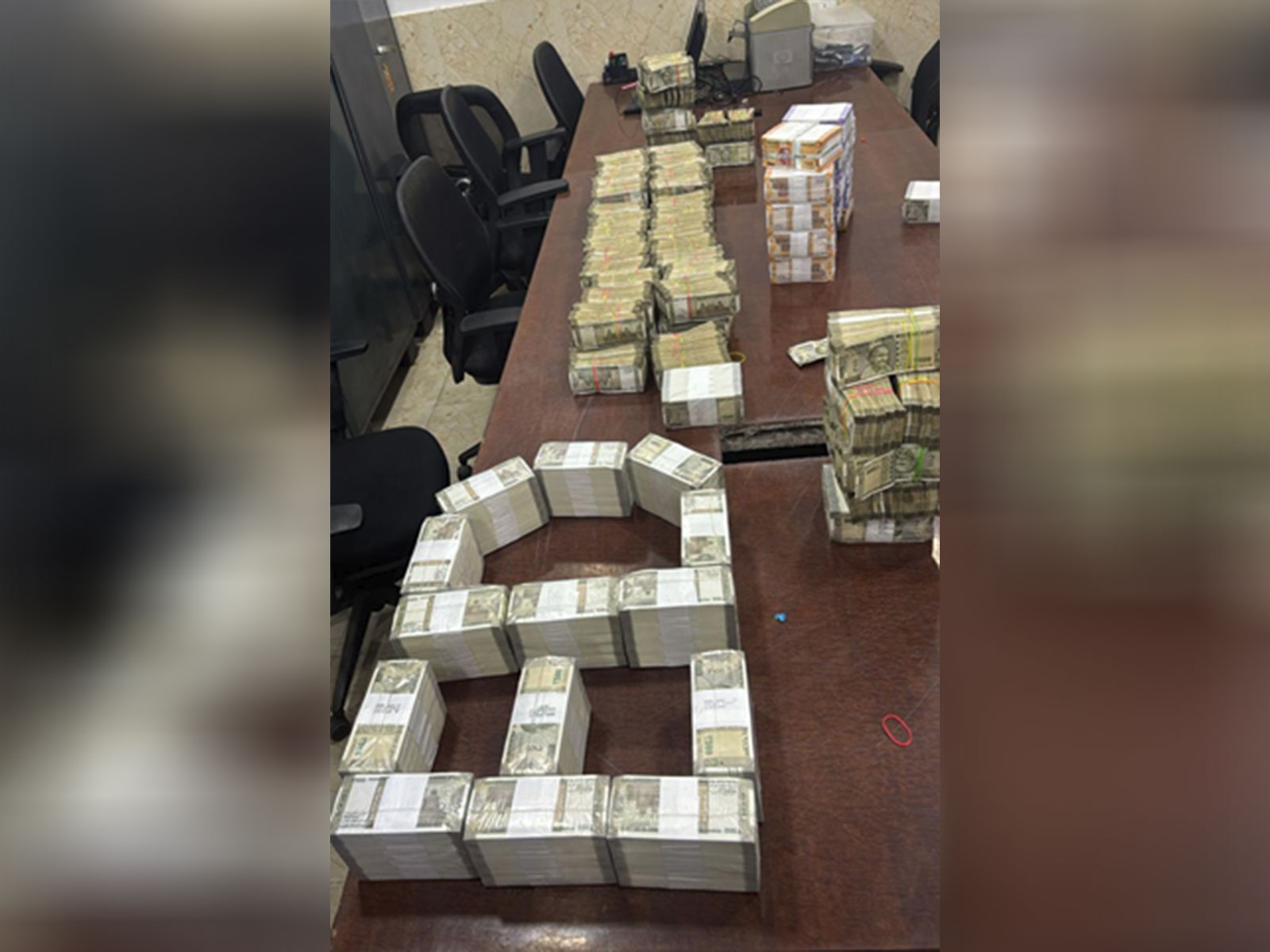 Seizes cash. (Photo/X@dir_ed)