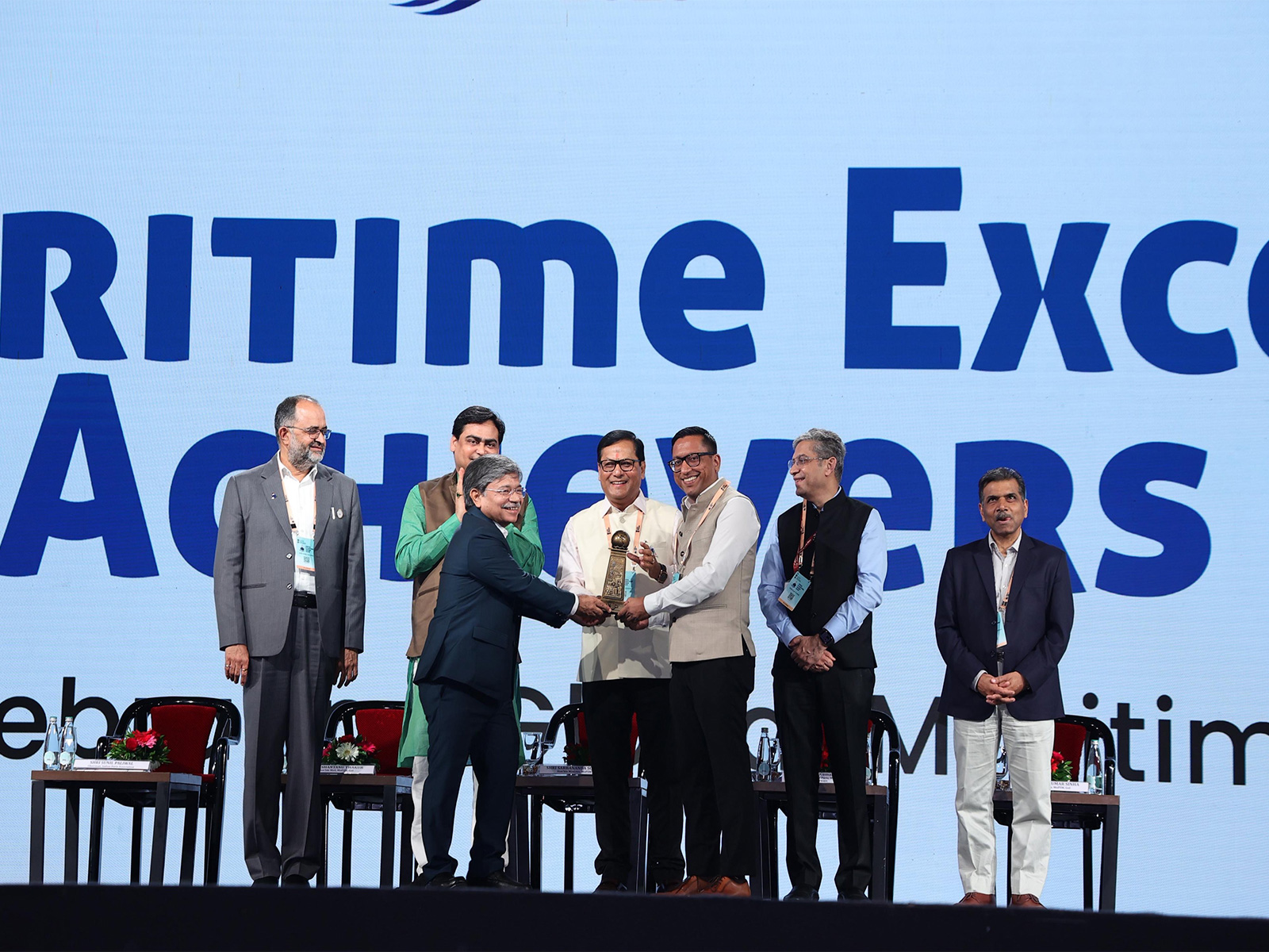 Deendayal Port Authority, Kandla receiving Maritime Excellence Achievers Awards in the presence of  Union Minister of Ports, Shipping and Waterways Sarbananda Sonowal and Minister of State (PSW) Shantanu Thakur (Photo/@Deendayal_Port)