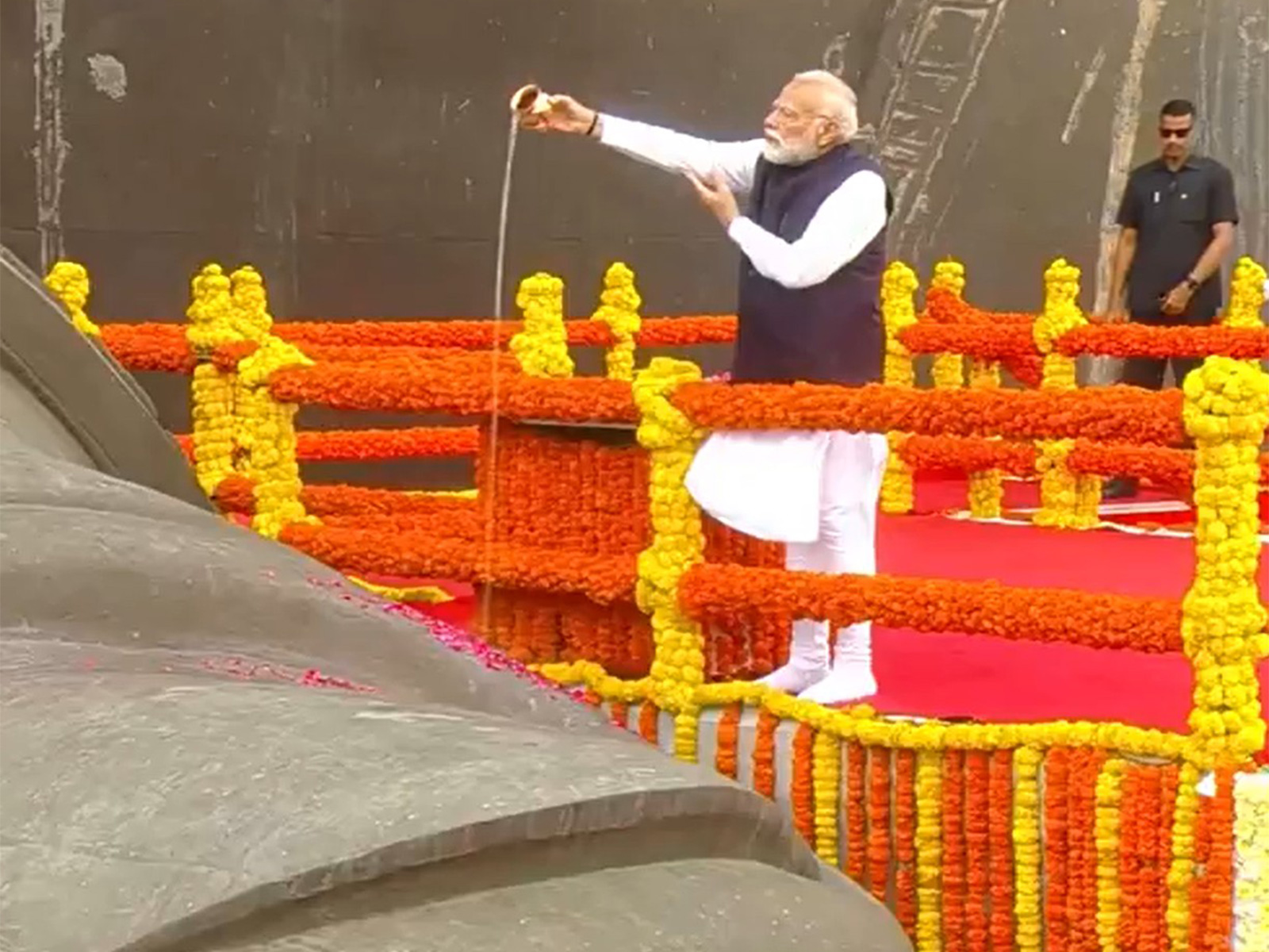 Prime Minister Narendra Modi pays tribute to Sardar Vallabhbhai Patel (Photo/DD)