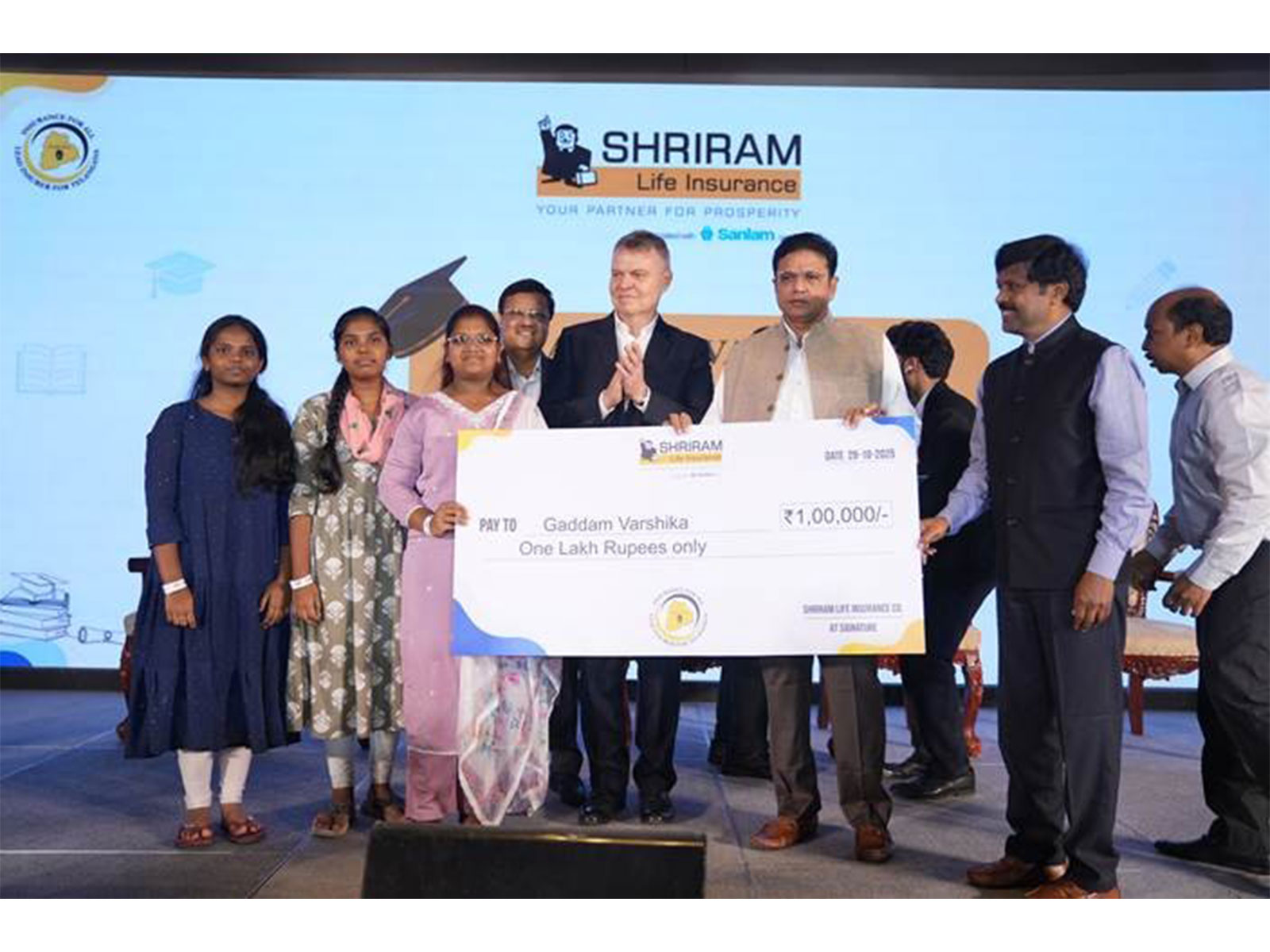 Casparus J.H. Kromhout, MD and CEO, Shriram Life and D. Sridhar Babu, Minister of IT and Industries, Govt of Telangana, awarding a scholarship at an event by Shriram Life Insurance