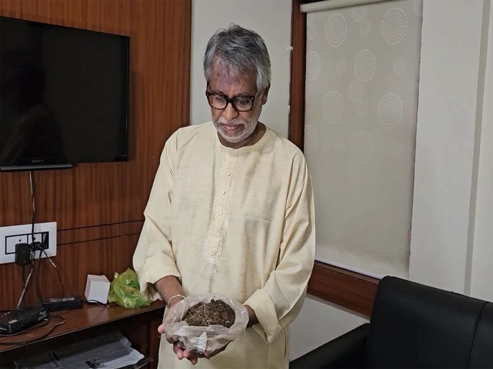 Mauritian citizen Ramrup Jagannath with Odisha's soil (Photo/ANI)