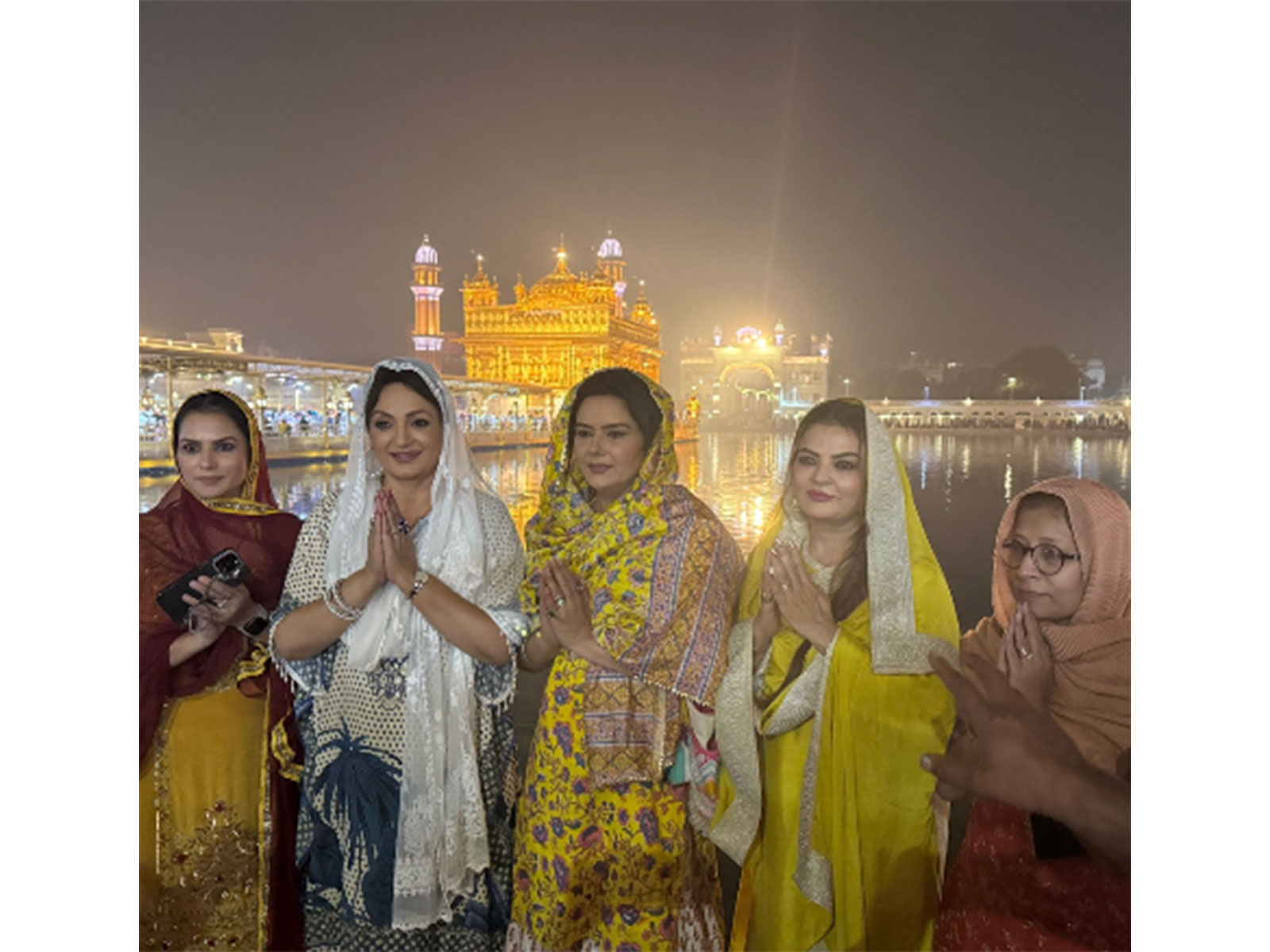 'Badaa Karara Pudna' team visits Golden Temple (Photo/Instagram@upasnasinghofficial)