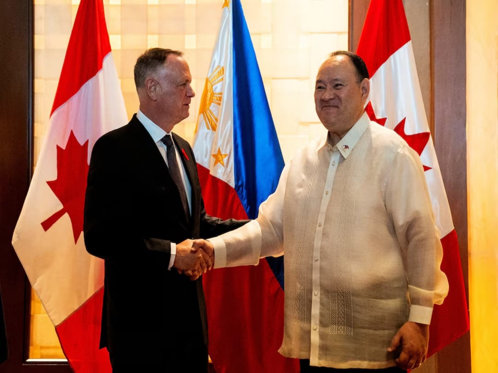 Canada's Defence Minister David McGuinty shakes hands with Philippine Defence Secretary Gilberto Teodoro Jr before their bilateral meeting in Makati City, Metro Manila, Philippines. (Photo/Reuters)