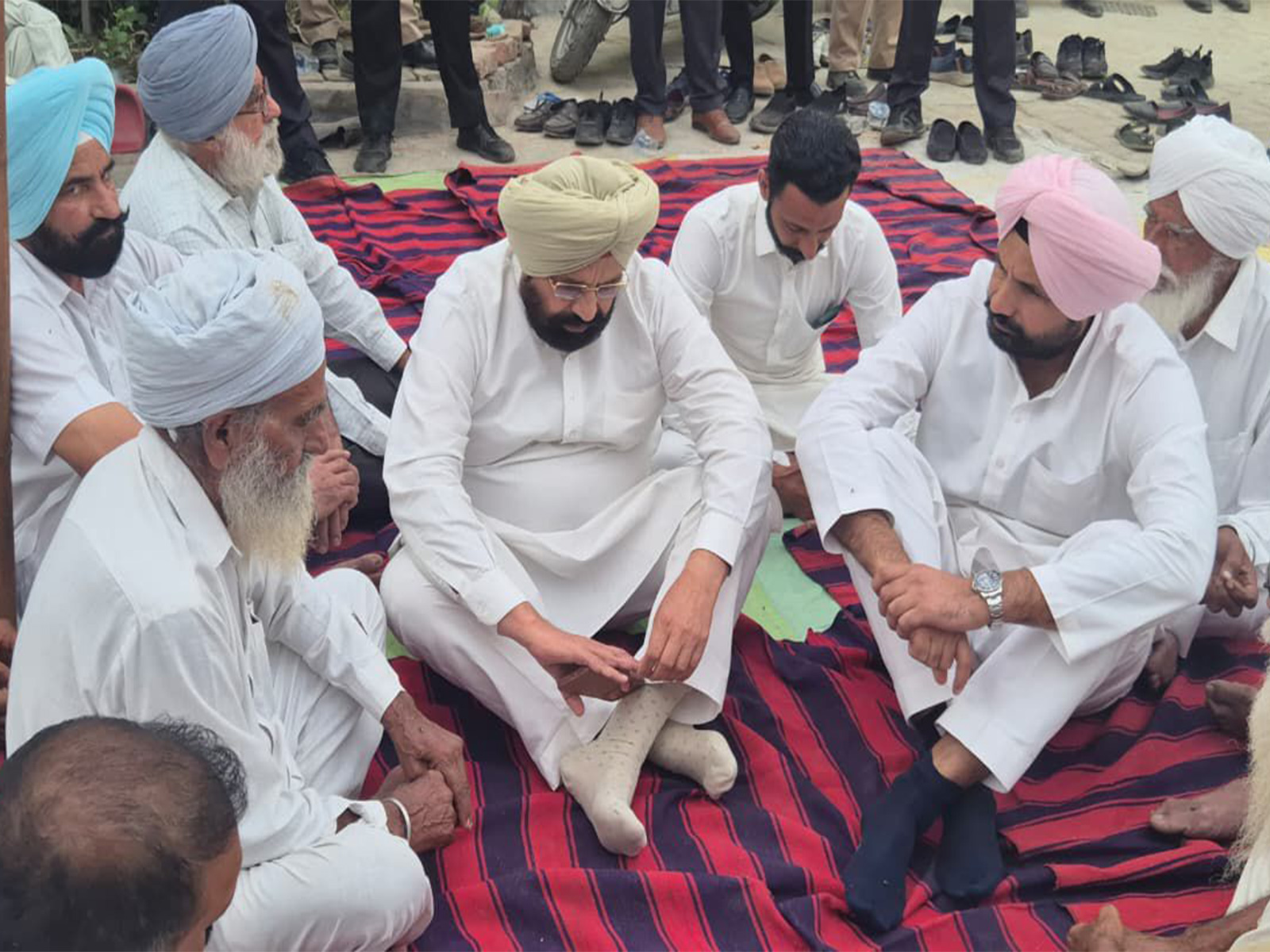 Punjab Congress president Amarinder Singh Raja Warring meets family members of Italy based NRI shot dead in Dhariwal village. (Photo/Punjabcongress)