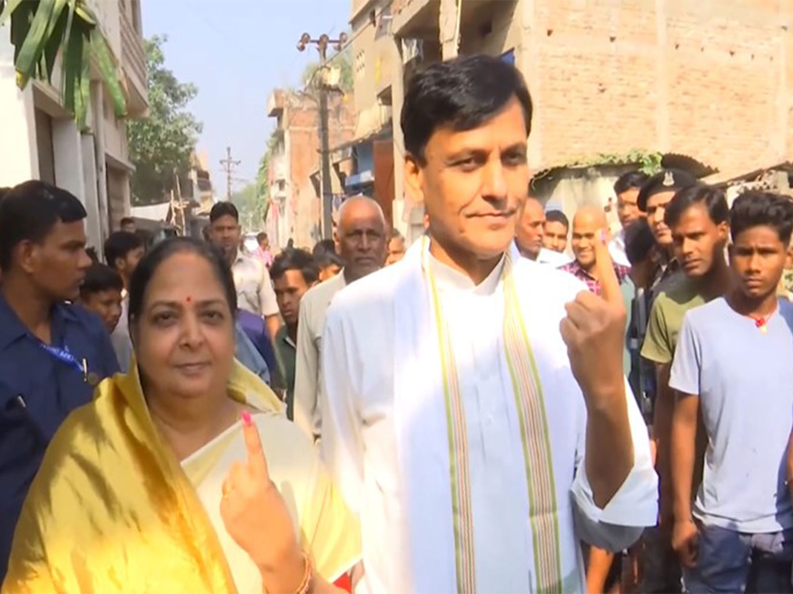 Union Minister Nityanand Rai along with his wife Amita Rai (Photo/ANI)
