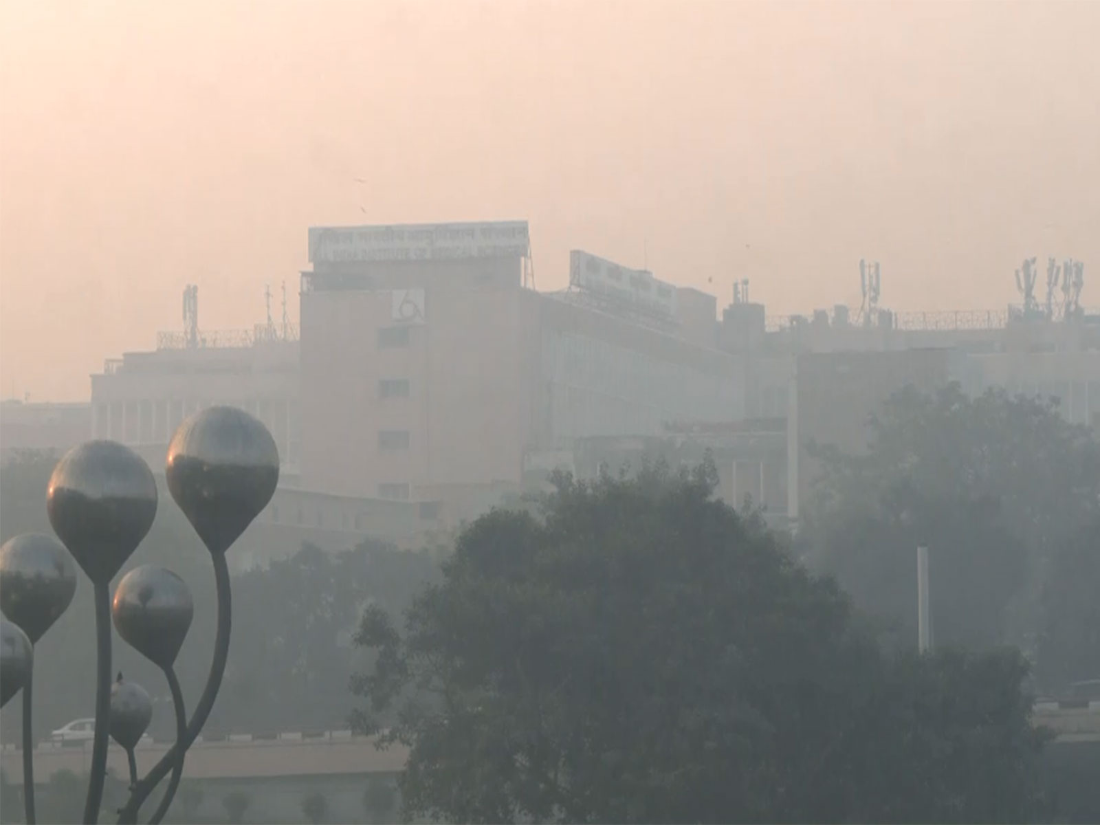 Delhi AIIMS enveloped in smog (File Photo/ANI)