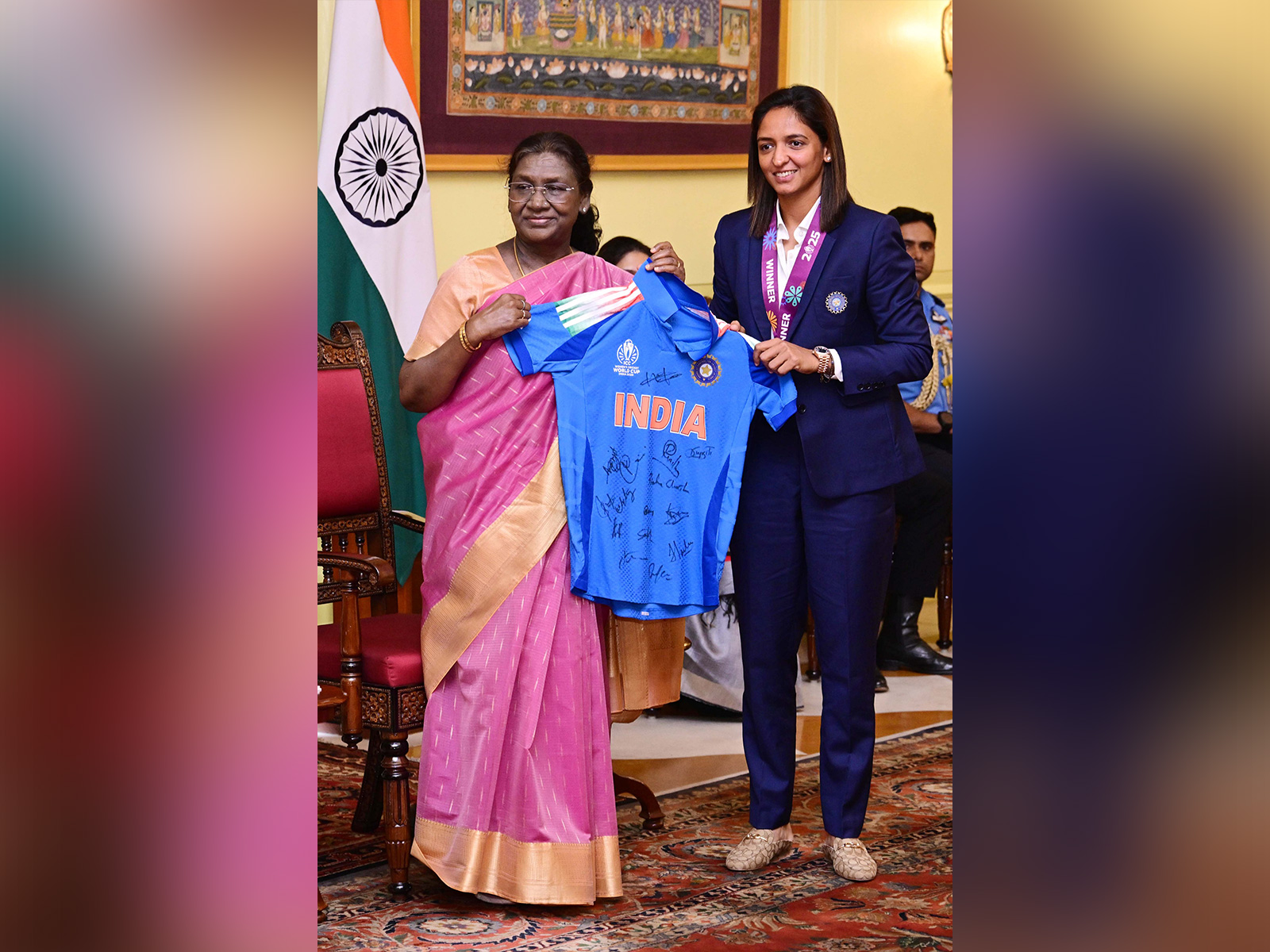 President Droupadi Murmu and Harmanpreet Kaur. (Photo: @rashtrapatibhvn/X)