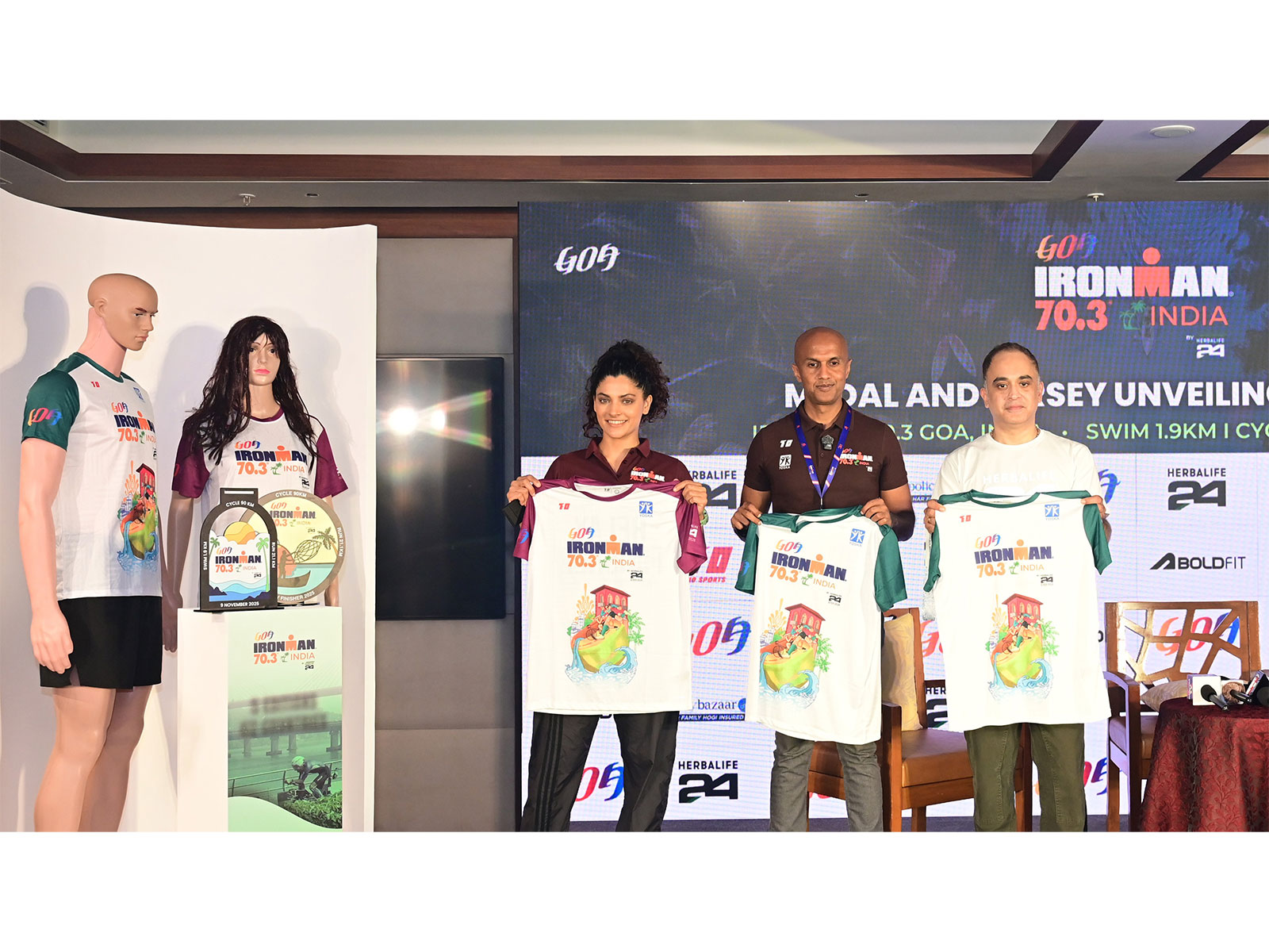  Deepak Raj (center). (Photo/IRONMAN) 