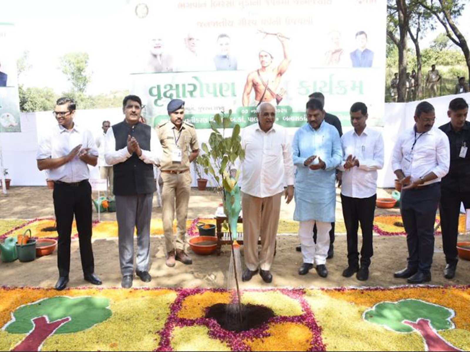 Gujarat Chief Minister Bhupendra Patel flags off Janjatiya Gaurav Yatra in Gujarat on the 150th birth anniversary of Bhagwan Birsa Munda (Photo/Gujarat CMO)