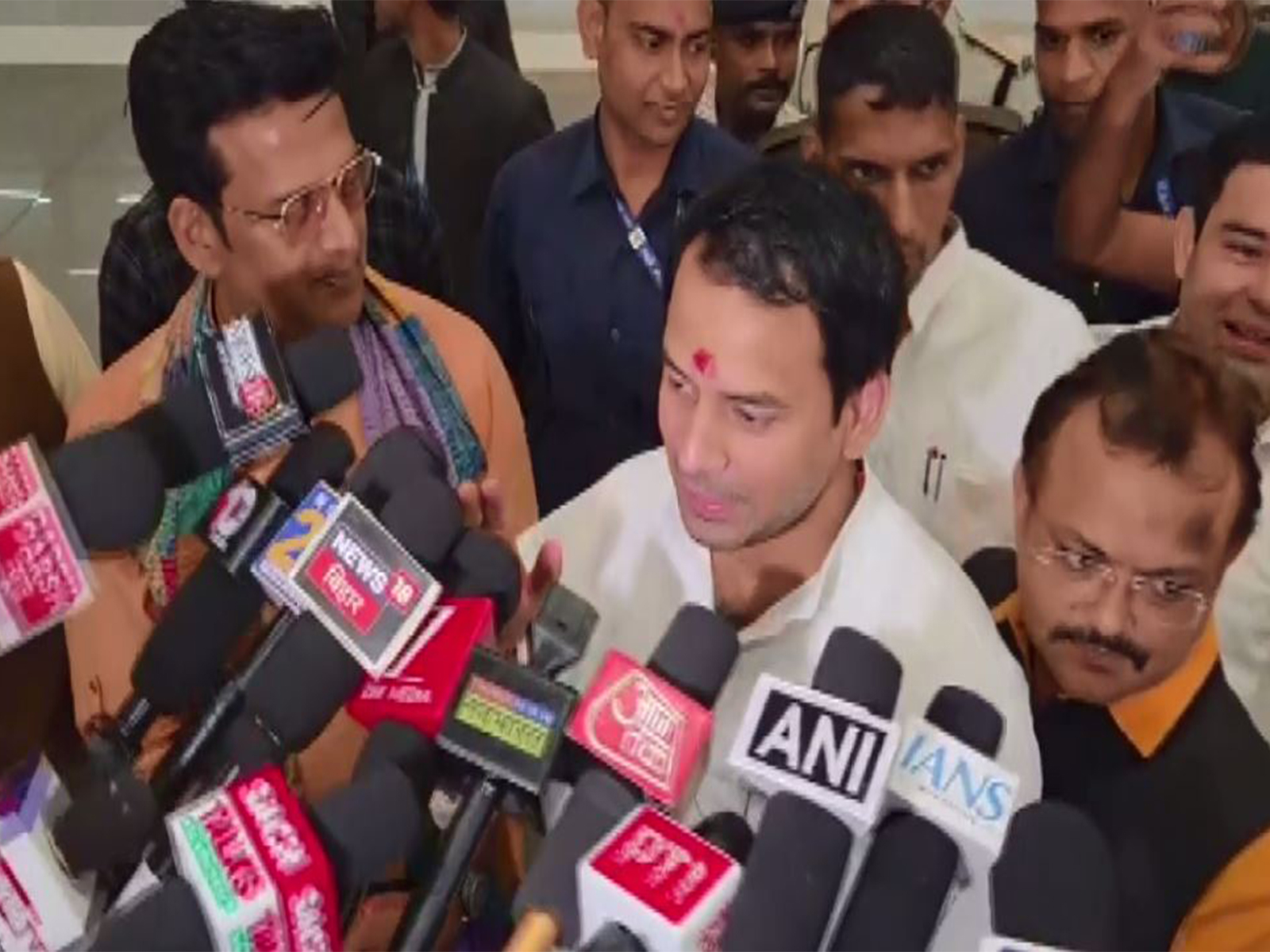 BJP MP Ravi Kishan and Janshakti Janata Dal chief Tej Pratap Yadav (Photo/ANI)