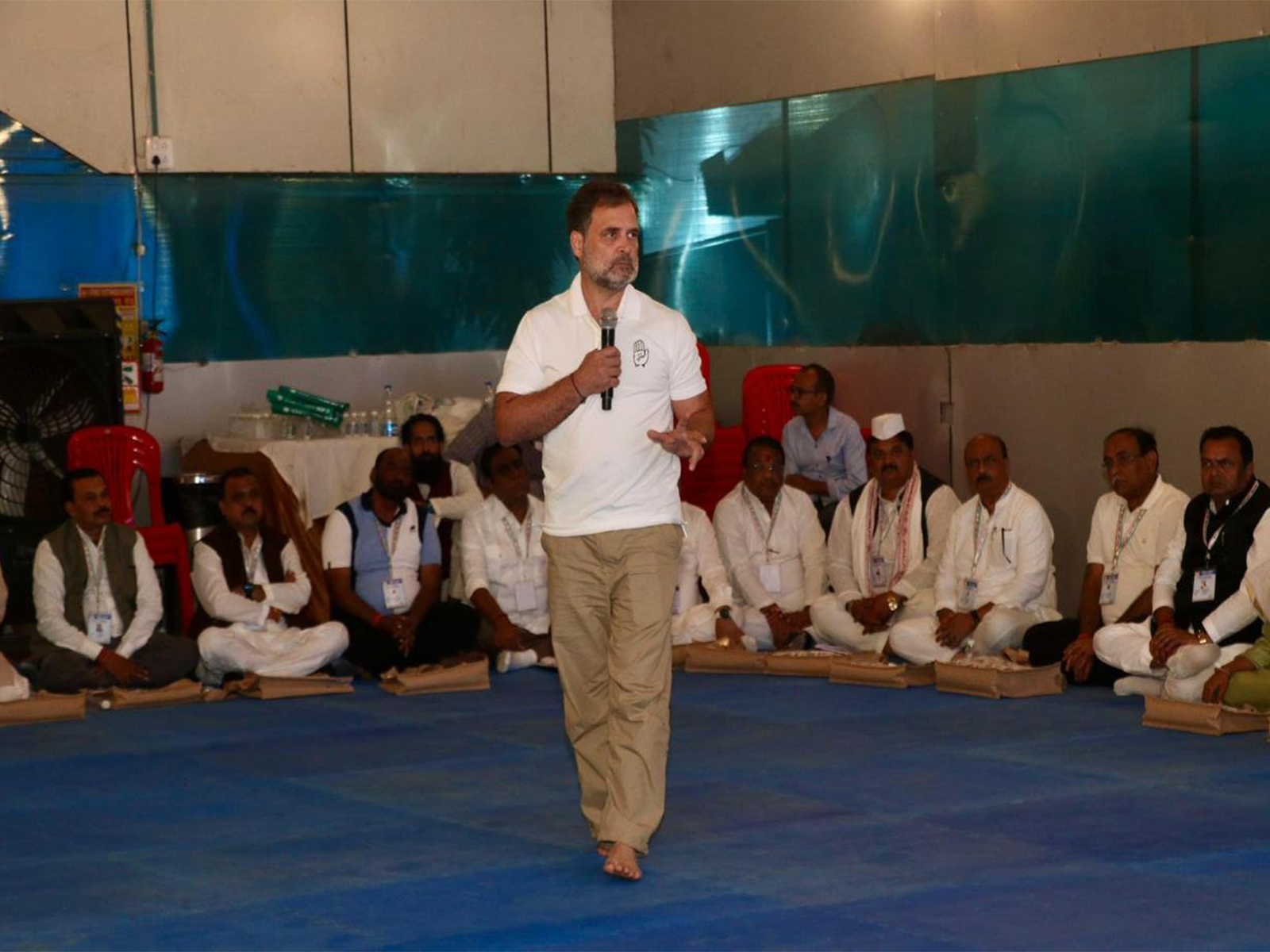 Rahul Gandhi interacts with Madhya Pradesh Congress leaders in Pachmarhi (Photo/AICC)