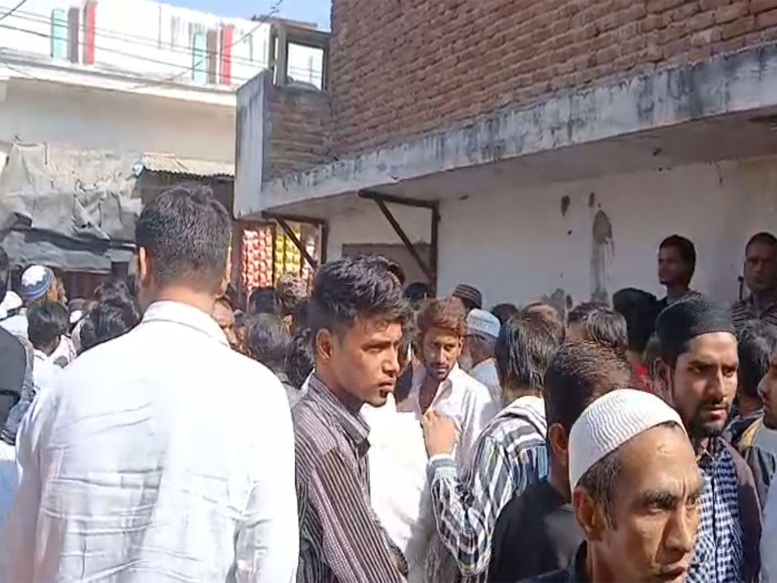 Relatives mourn the death of Mohsin in Delhi blast (Photo/ANI)
