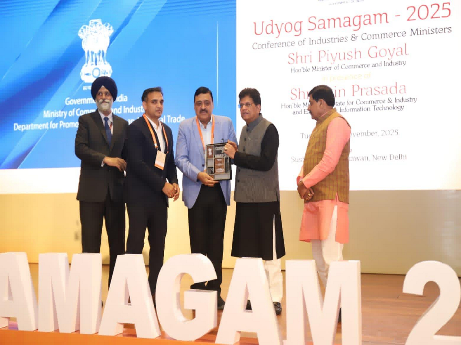 The award was presented to Uttarakhand's Industries Secretary Vinay Shankar Pandey and Director General & Commissioner Industries Saurabh Gaharwar by Union Minister for Commerce and Industry Piyush Goyal. (Photo/ANI)