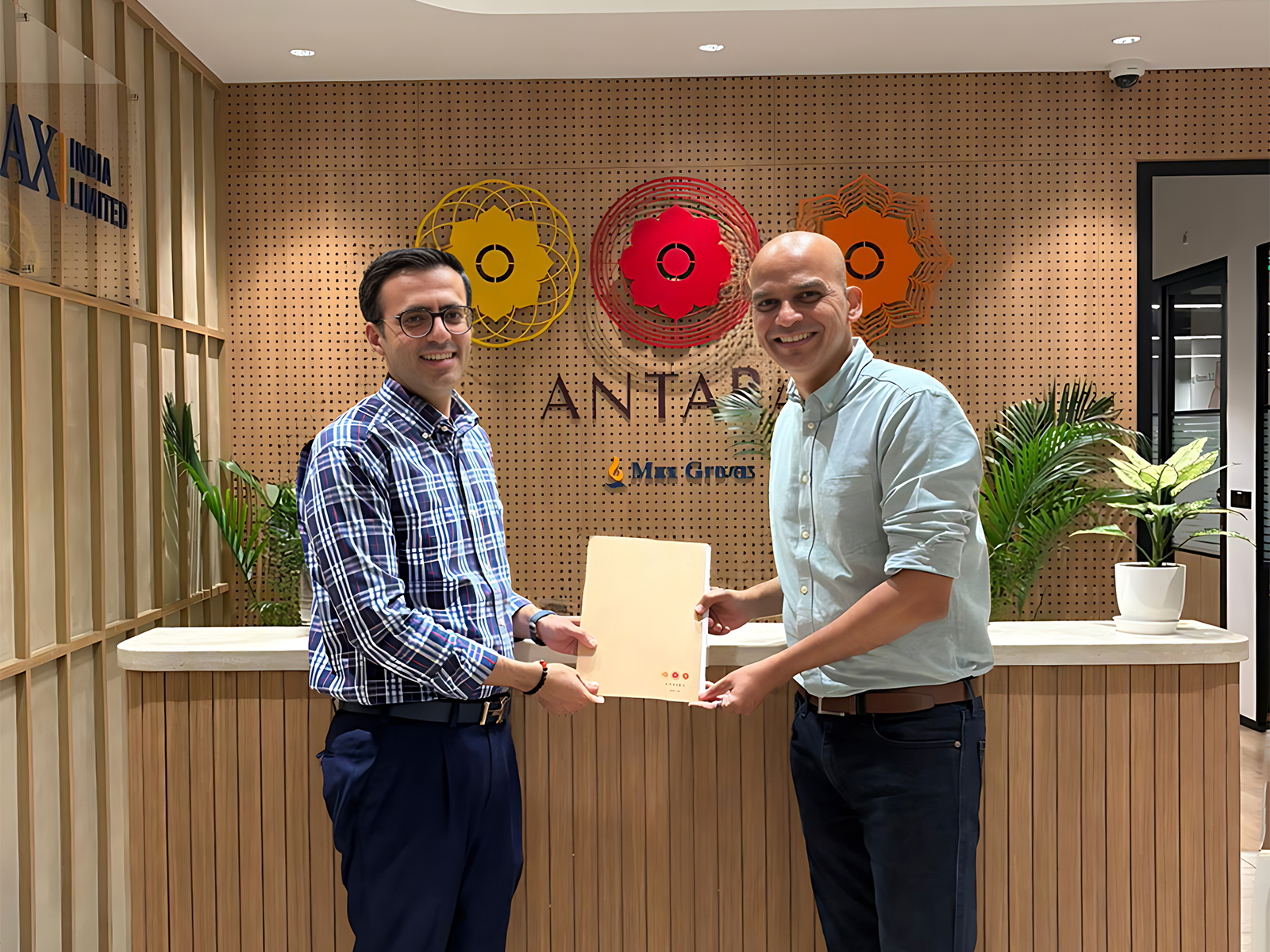 (L) Ishaan Khanna, CEO, Antara Assisted Care Services, with (R) Mandar Vaidya, CEO, Cloudphysician, sign a pact to introduce AI-led care management at Antara Care Homes