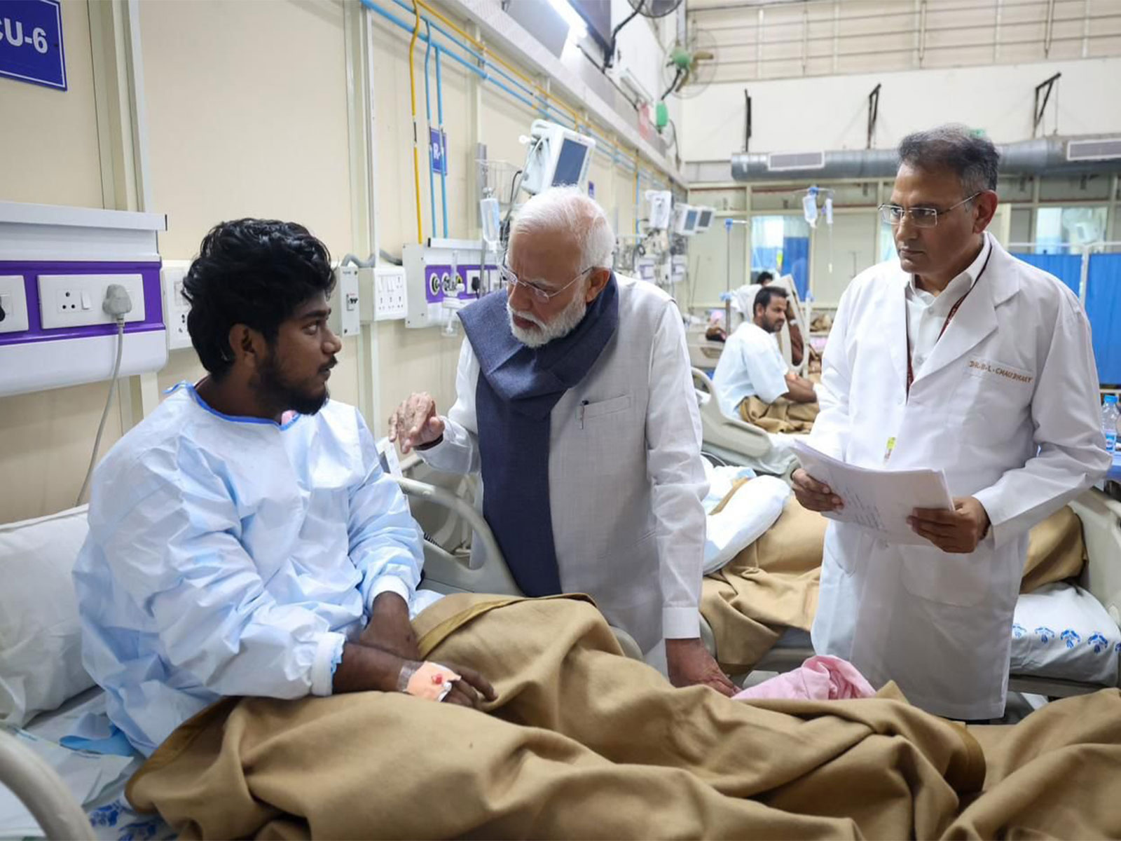 PM Modi meets with injured victims of Delhi blast at  LNJP hospital (Photo/X@narendramodi)
