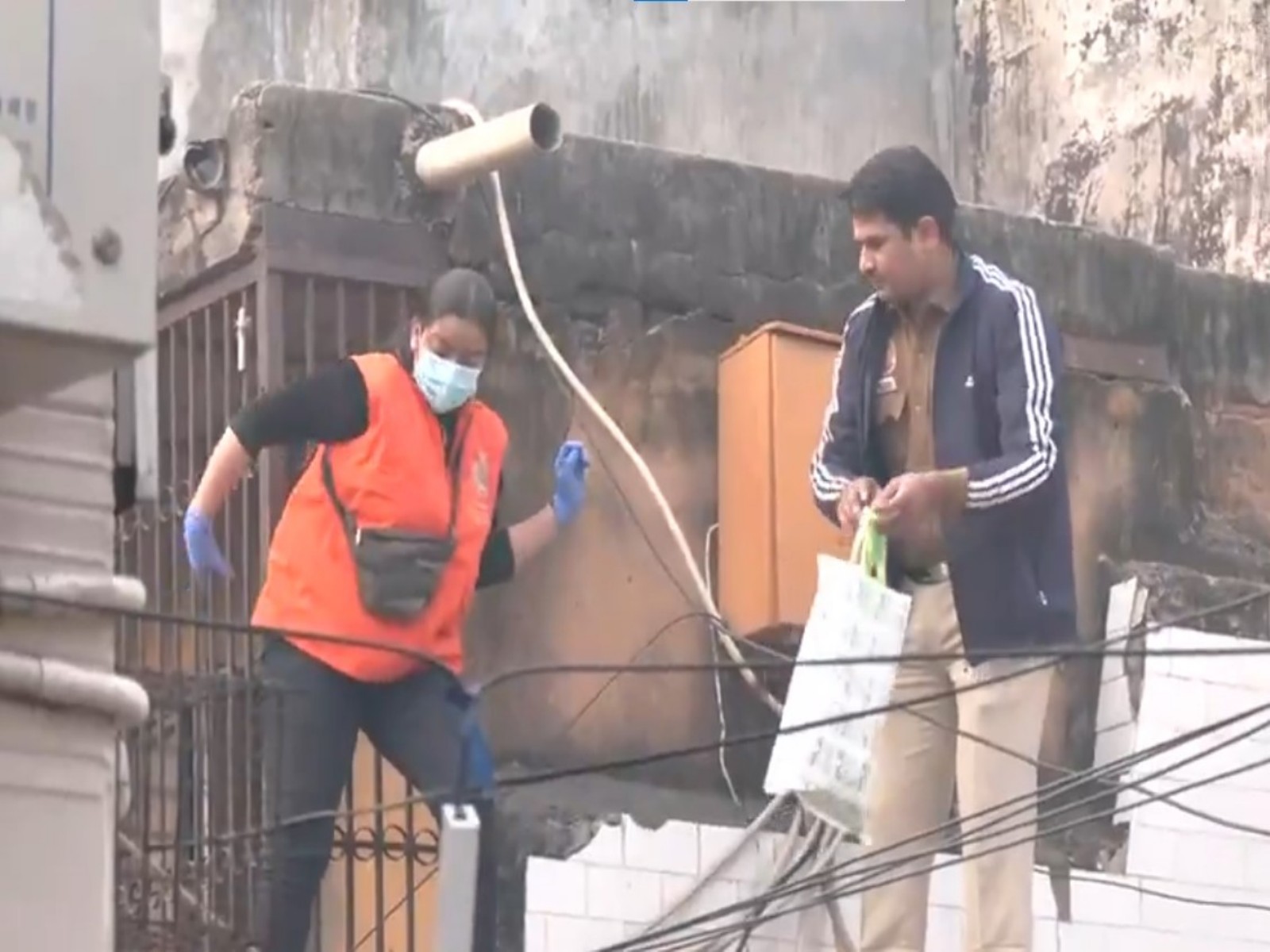 A team of FSL and Delhi Police found a body part in New Lajpat Rai Market, near the blast site. (Photo/ANI)