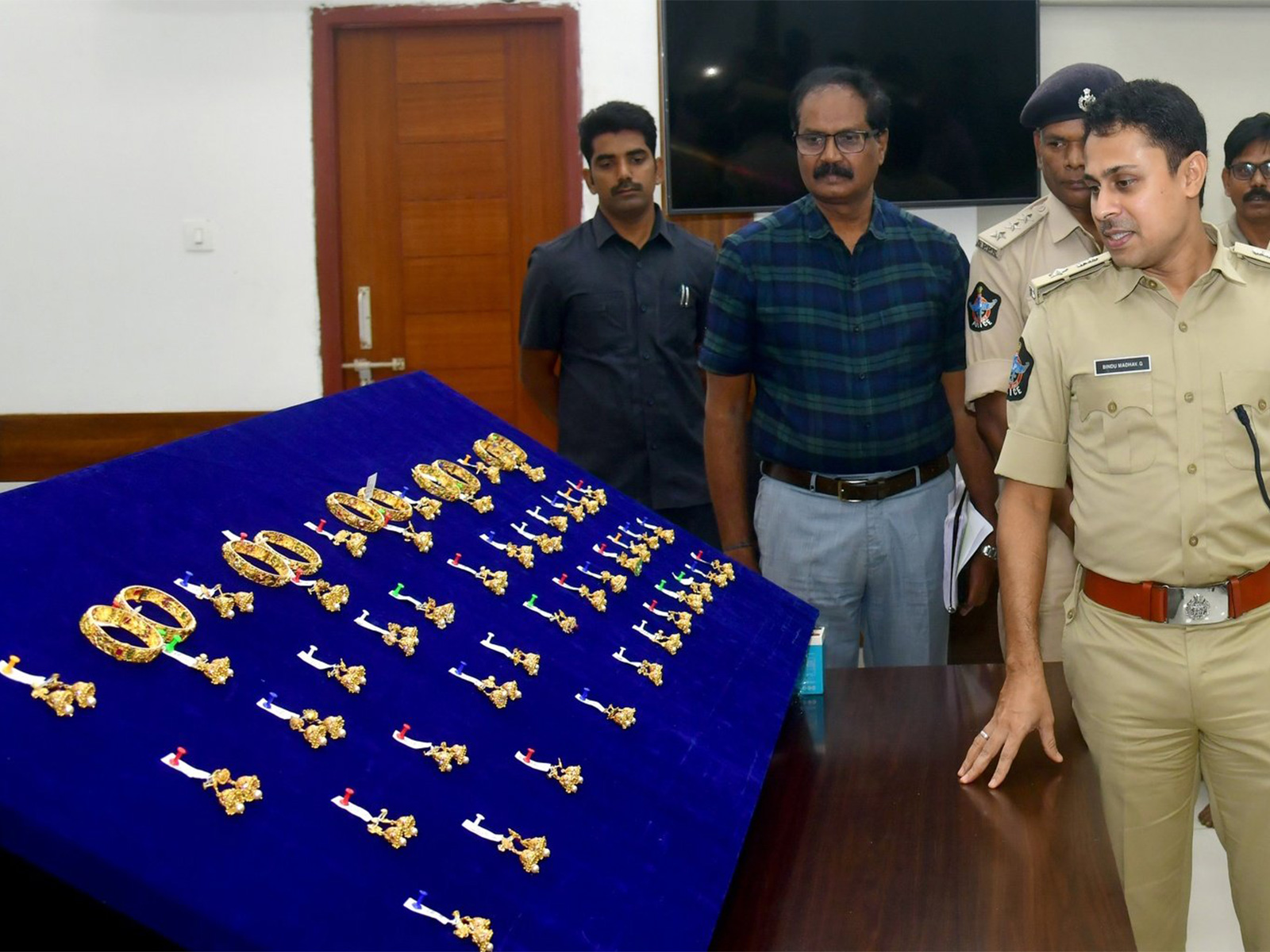 Kakinada Police cracked a gold theft case, recovering 624 grams of gold ornaments (Photo/ANI)