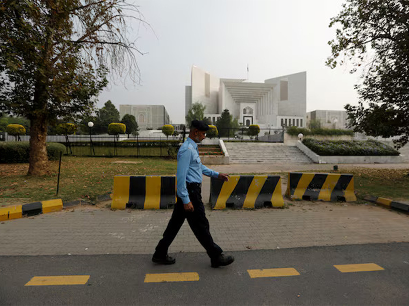 A policeman walks past the Supreme Court building in Islamabad, Pakistan. (Photo/Reuters)