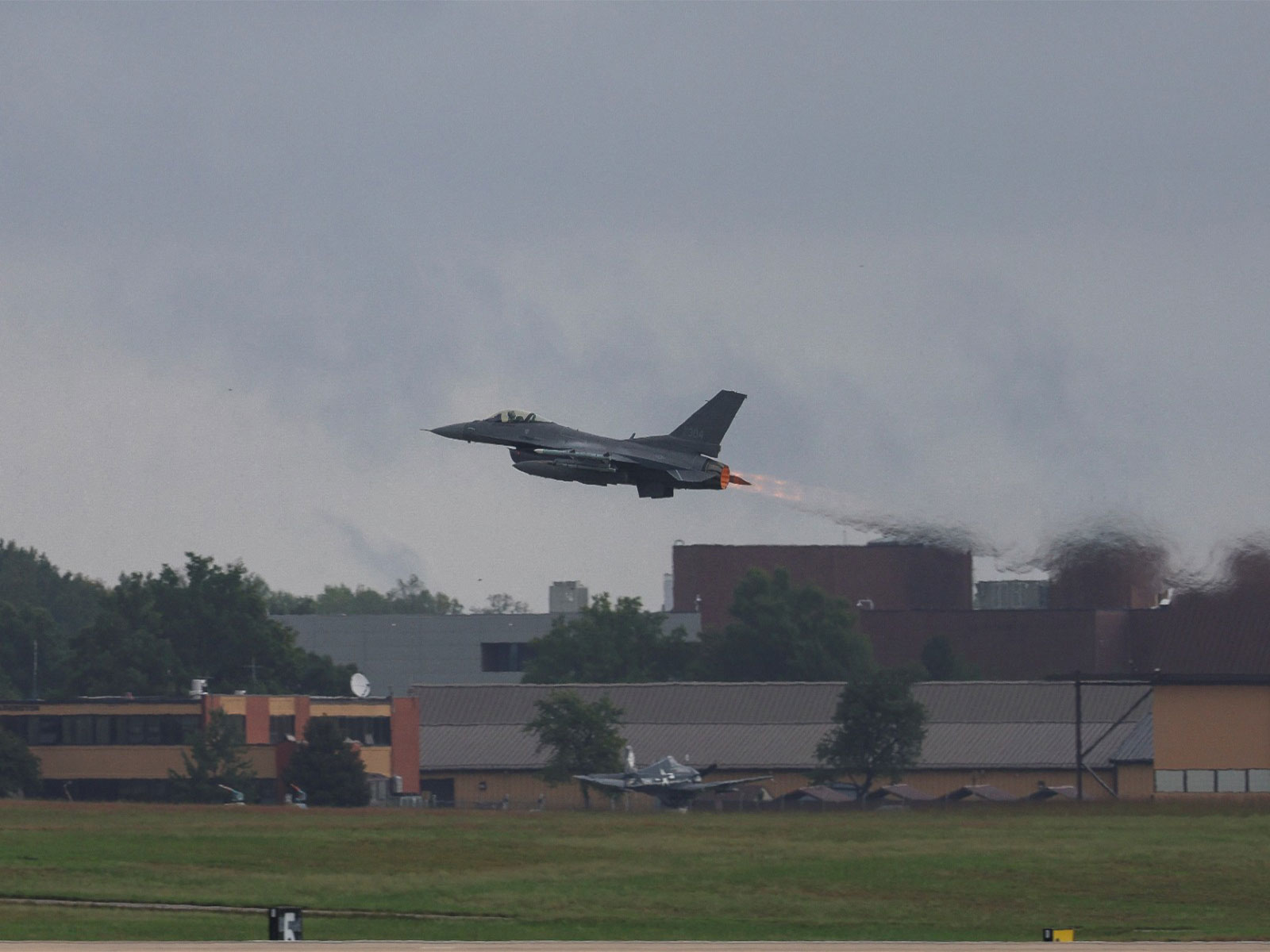  U.S. Air Force F-16 "Falcon" fighter jet takes off at Joint Base Andrews in Maryland, (File Photo/Reuters)