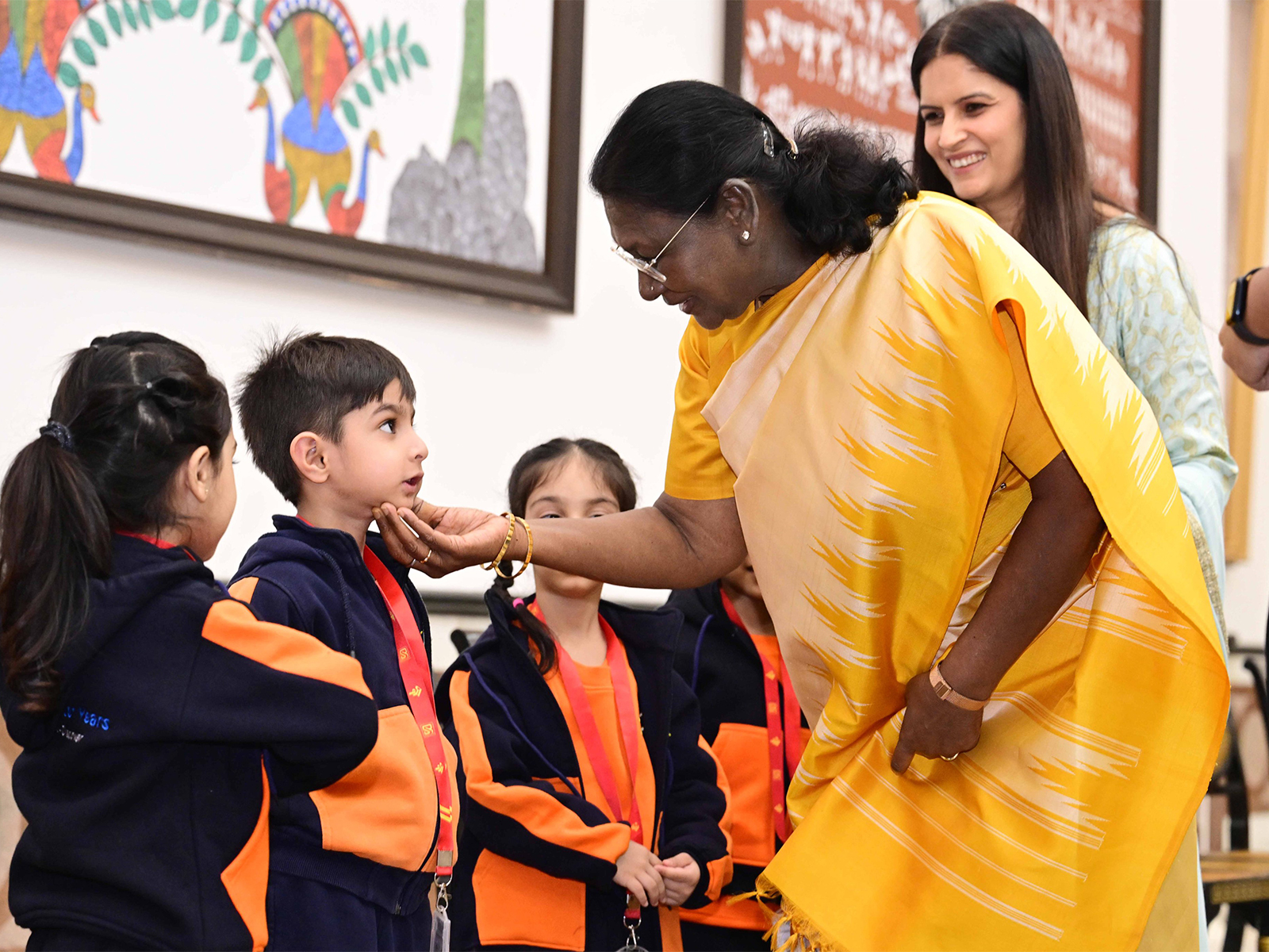 President Droupadi Murmu with students on Children's Day (Photo/X@rashtrapatibhvn)