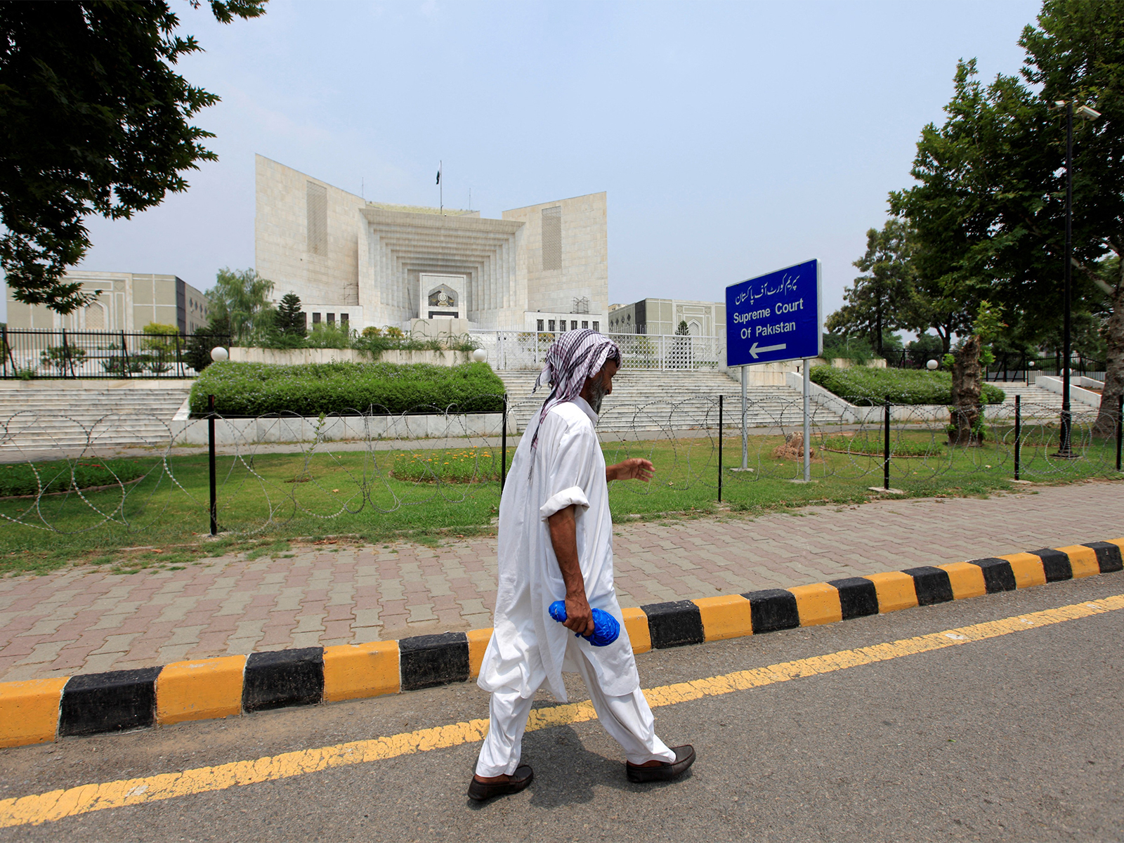 A man walks past the Supreme Court building in Islamabad, Pakistan. (Photo/Reuters)