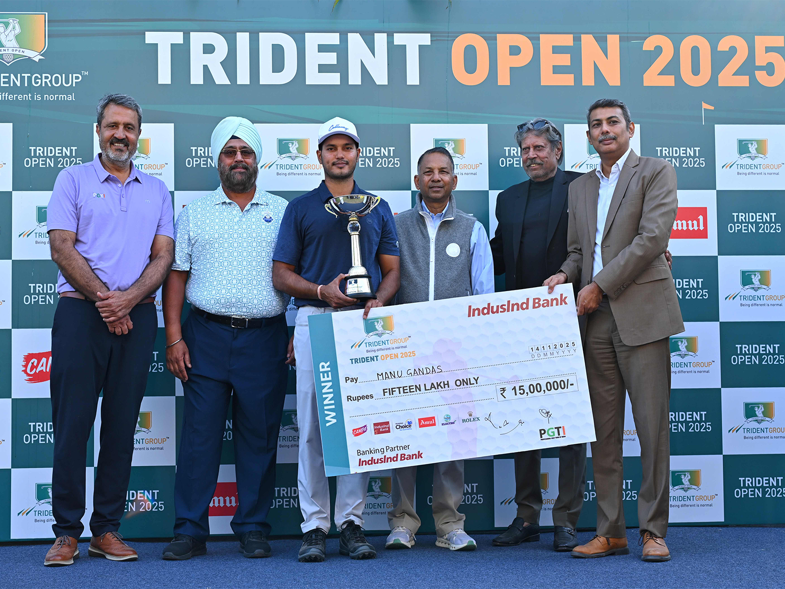 Manu Gandas lifting Trident Open 2025 trophy (Image: PGTI)