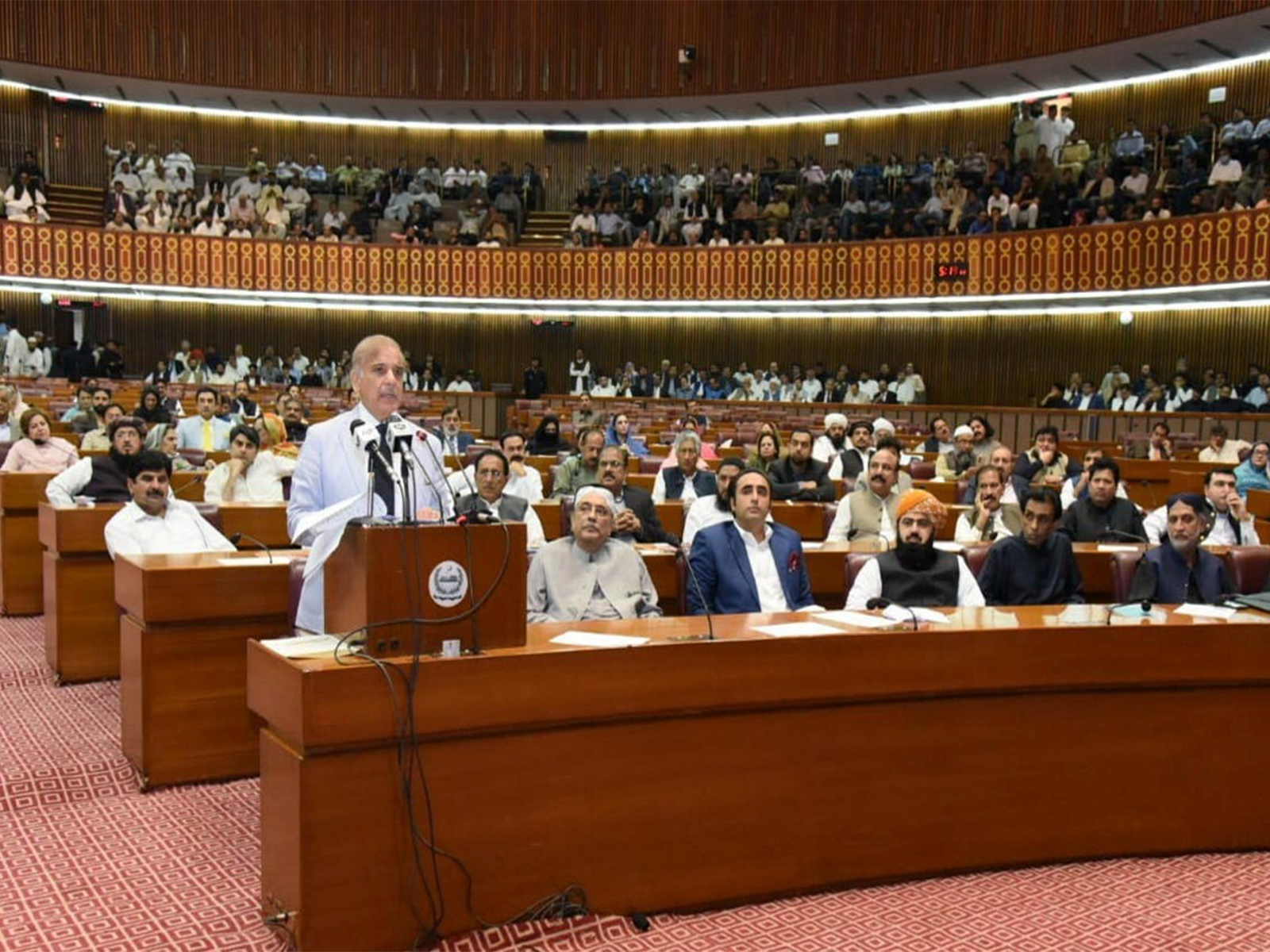 Pakistani Prime Minister Shehbaz Sharif addresses lawmakers during a session of the National Assembly in Islamabad. (Photo/Reuters)