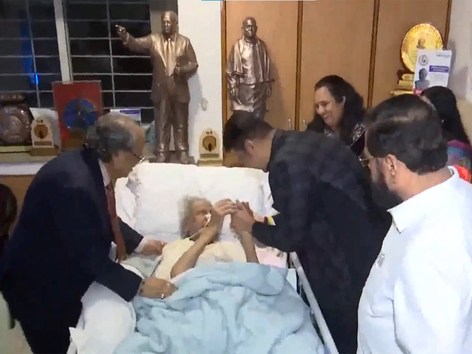 Maharashtra Bhushan Award given to Ram V Sutar (Photo/ANI)