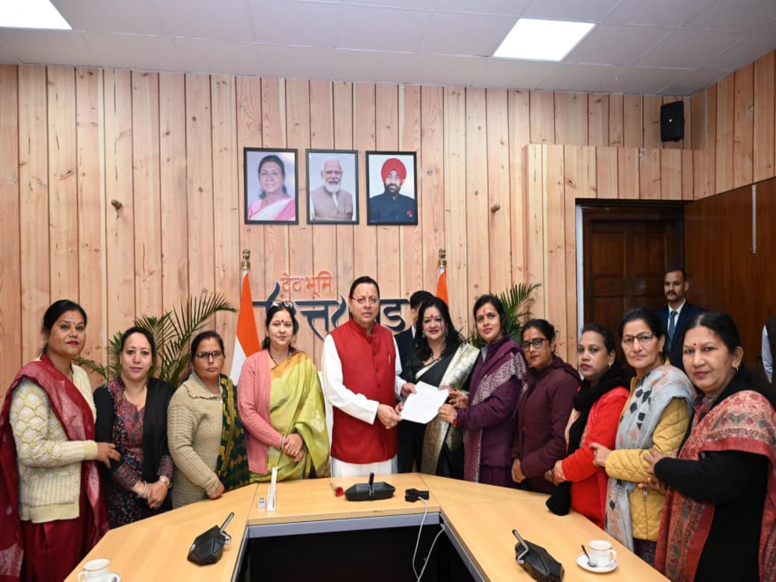 CM Dhami meets Anganwadi workers (Photo/Uttarakhand CMO)
