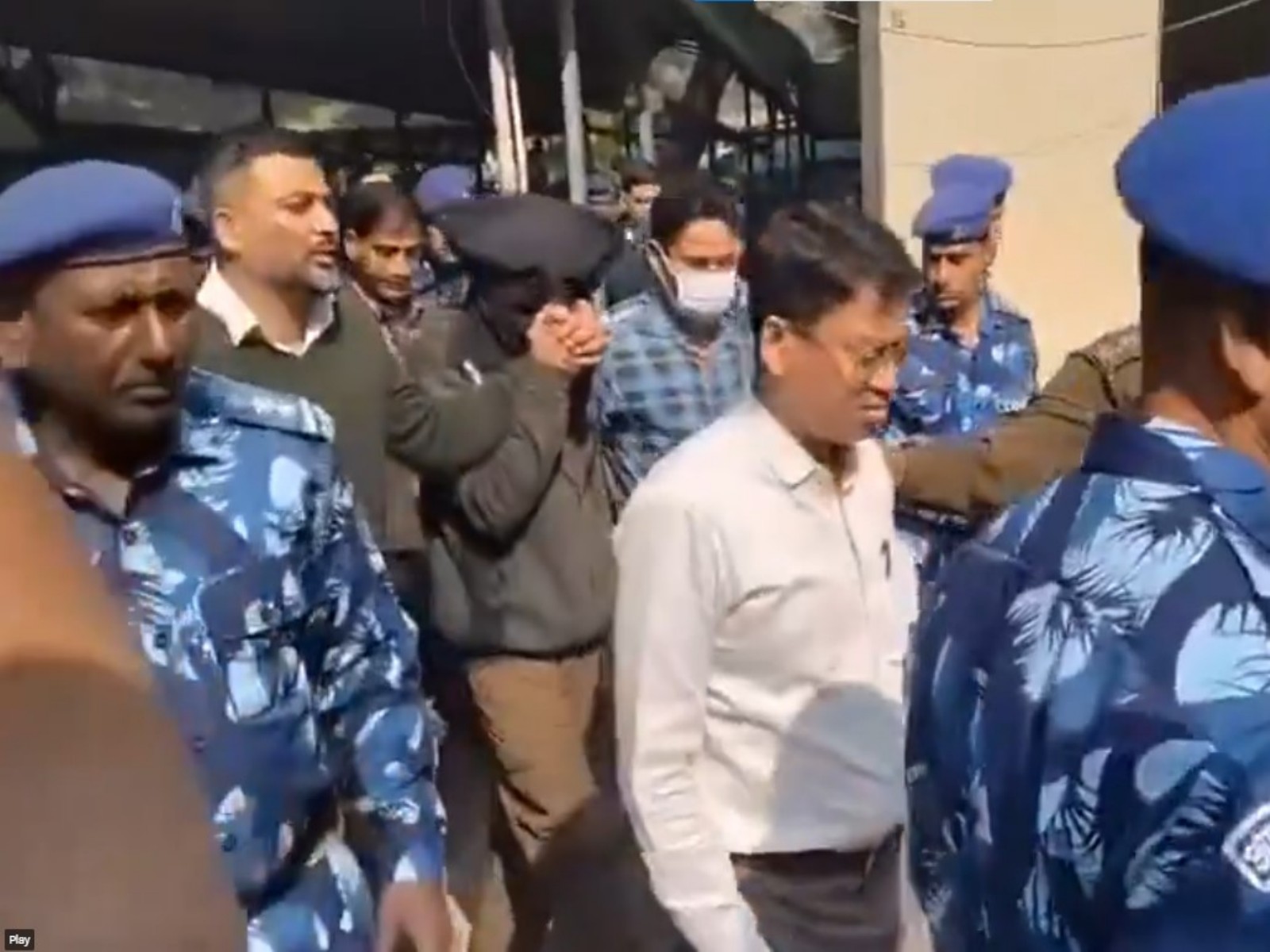 Accused Amir Rashid Ali taken from Patiala House Court by NIA (Photo/ANI)