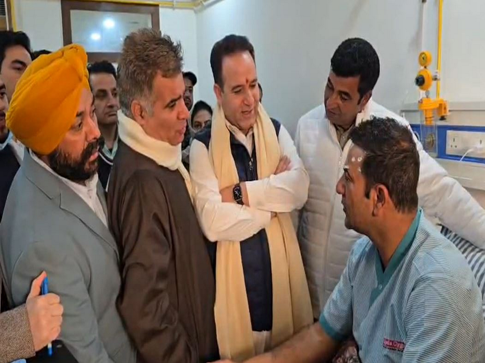 BJP leaders Ravinder Raina and Sunil Sharma meets injured of Nowgam blast (Photo/ANI)