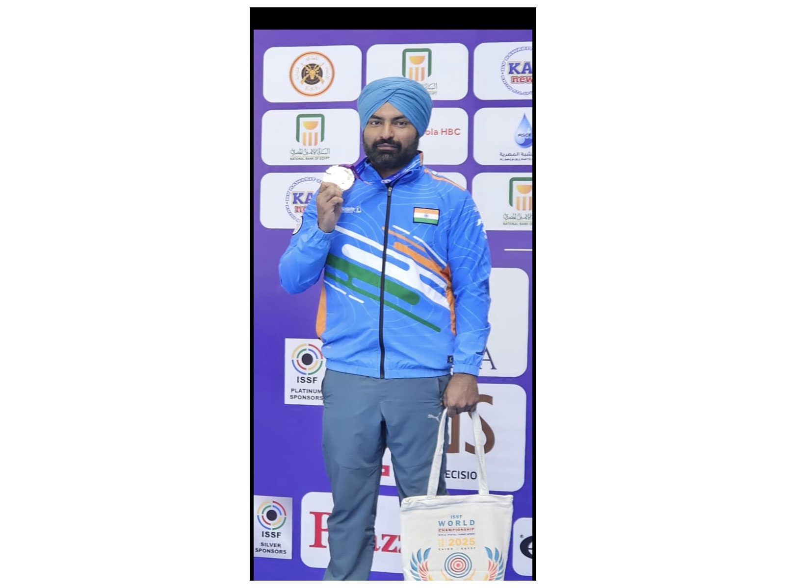 Gurpreet Singh with his silver medal. (Photo: ISSF)