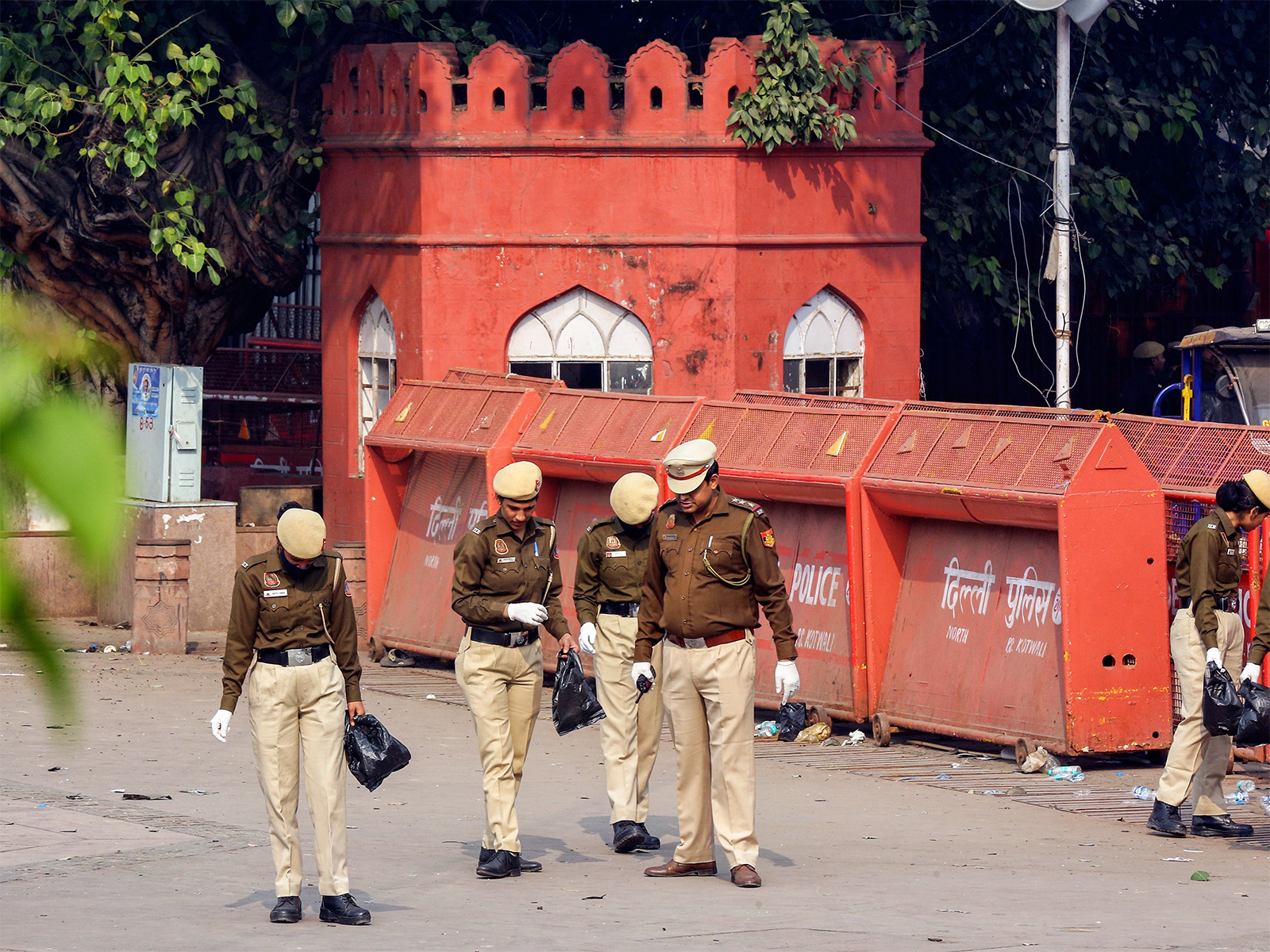 Delhi police personnel conduct an investigation at car blast site near Red Fort (File Photo/ANI)