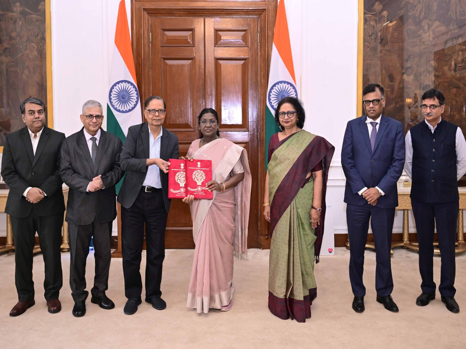 Members of 16th Finance Commission with President Droupadi Murmu ( (Photo/@rashtrapatibhvn on X)