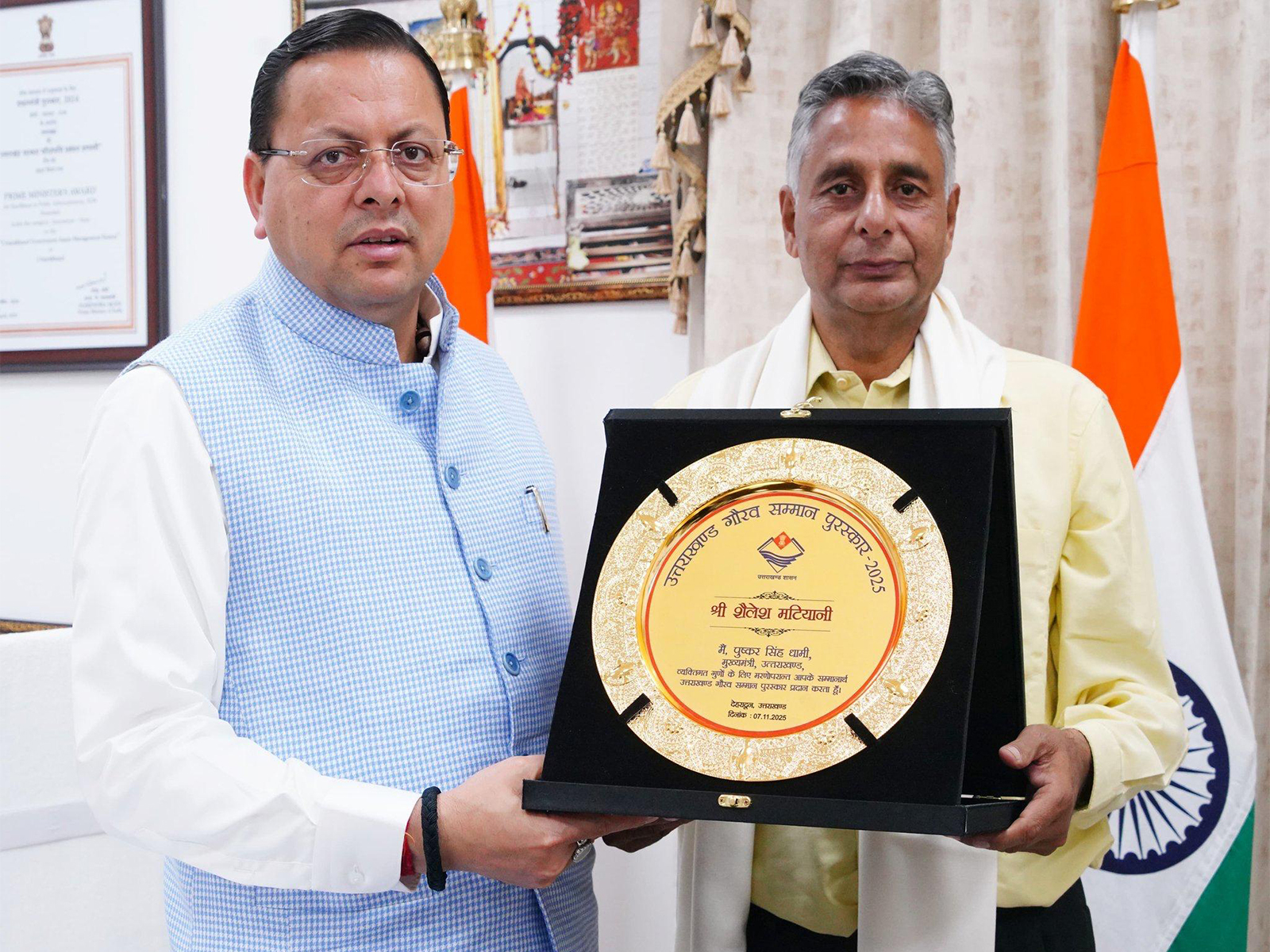 Uttarakhand CM Dhami presents 'Uttarakhand Gaurav Samman Award' (Photo/CMO) 